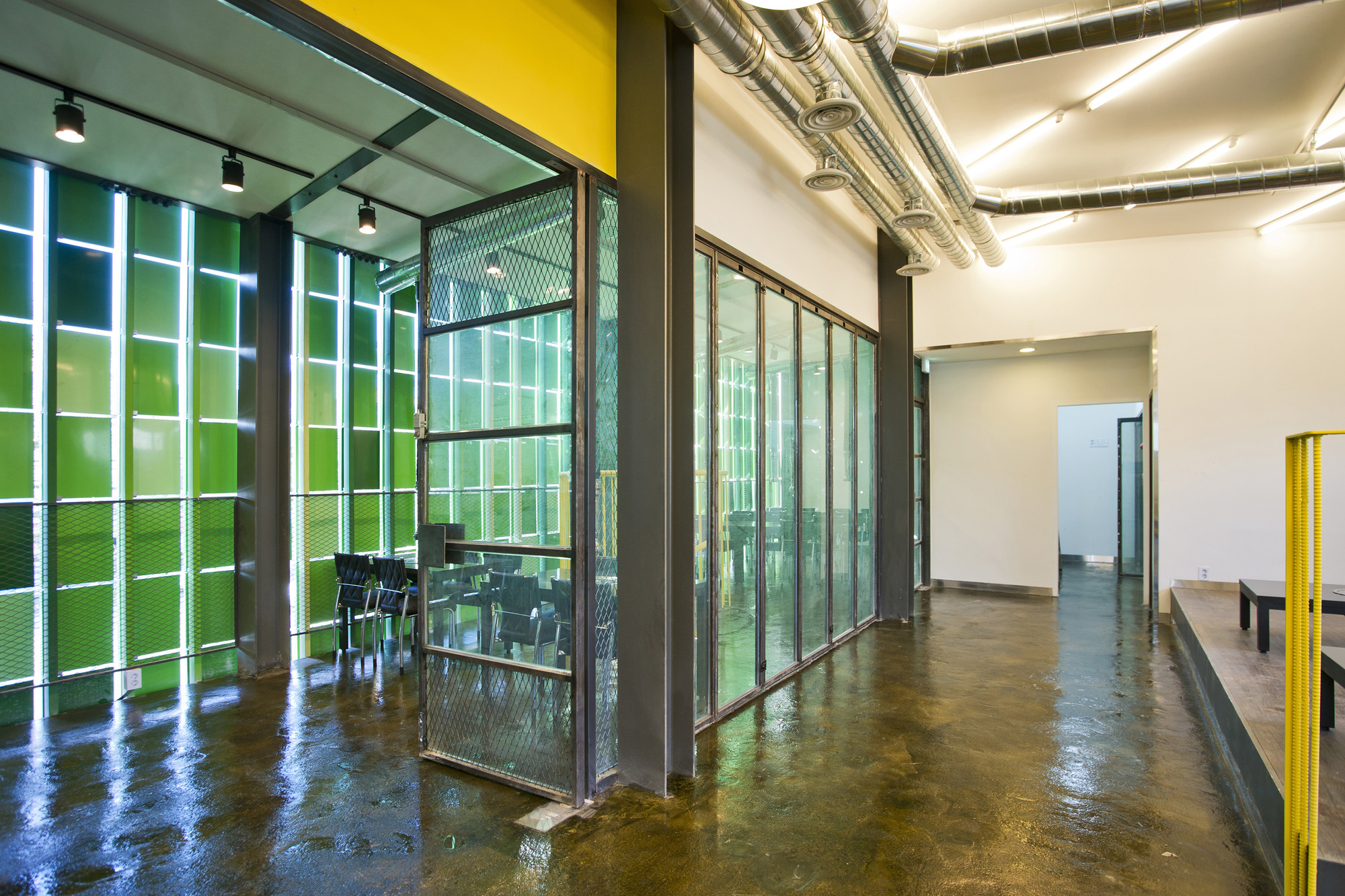 韩国仁川“森林的房子”餐厅，绿色百叶窗创造自然立面-32