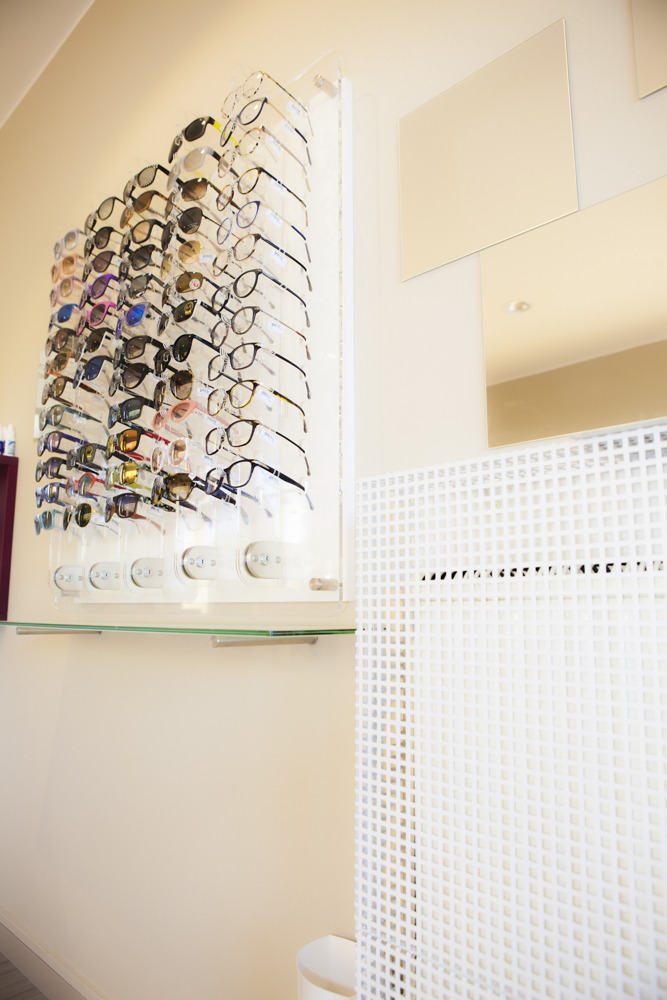 自然绿意融入的定制家具光学商店设计-12