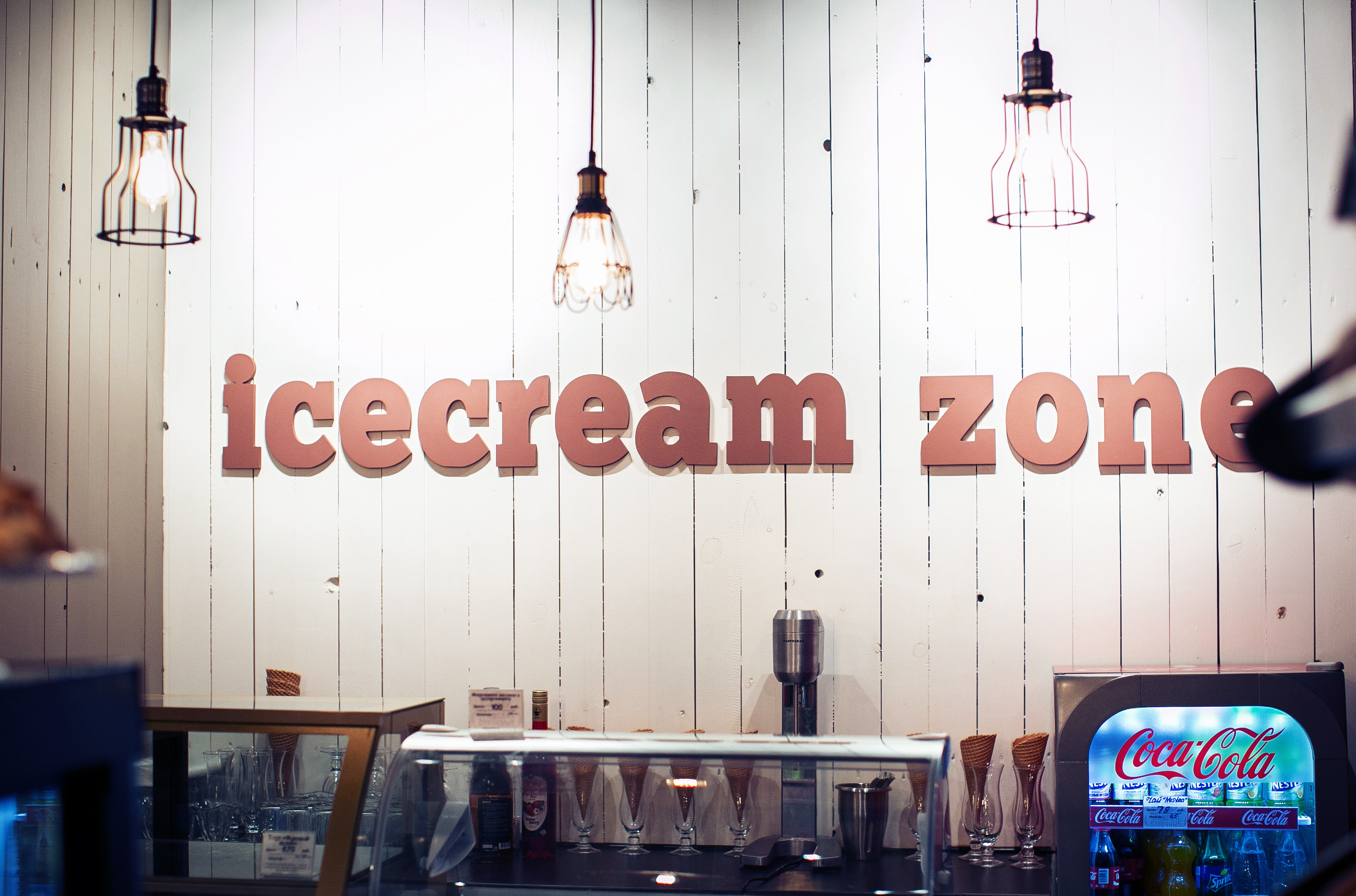 历史砖石与深色调的完美结合，打造温馨咖啡馆空间-6