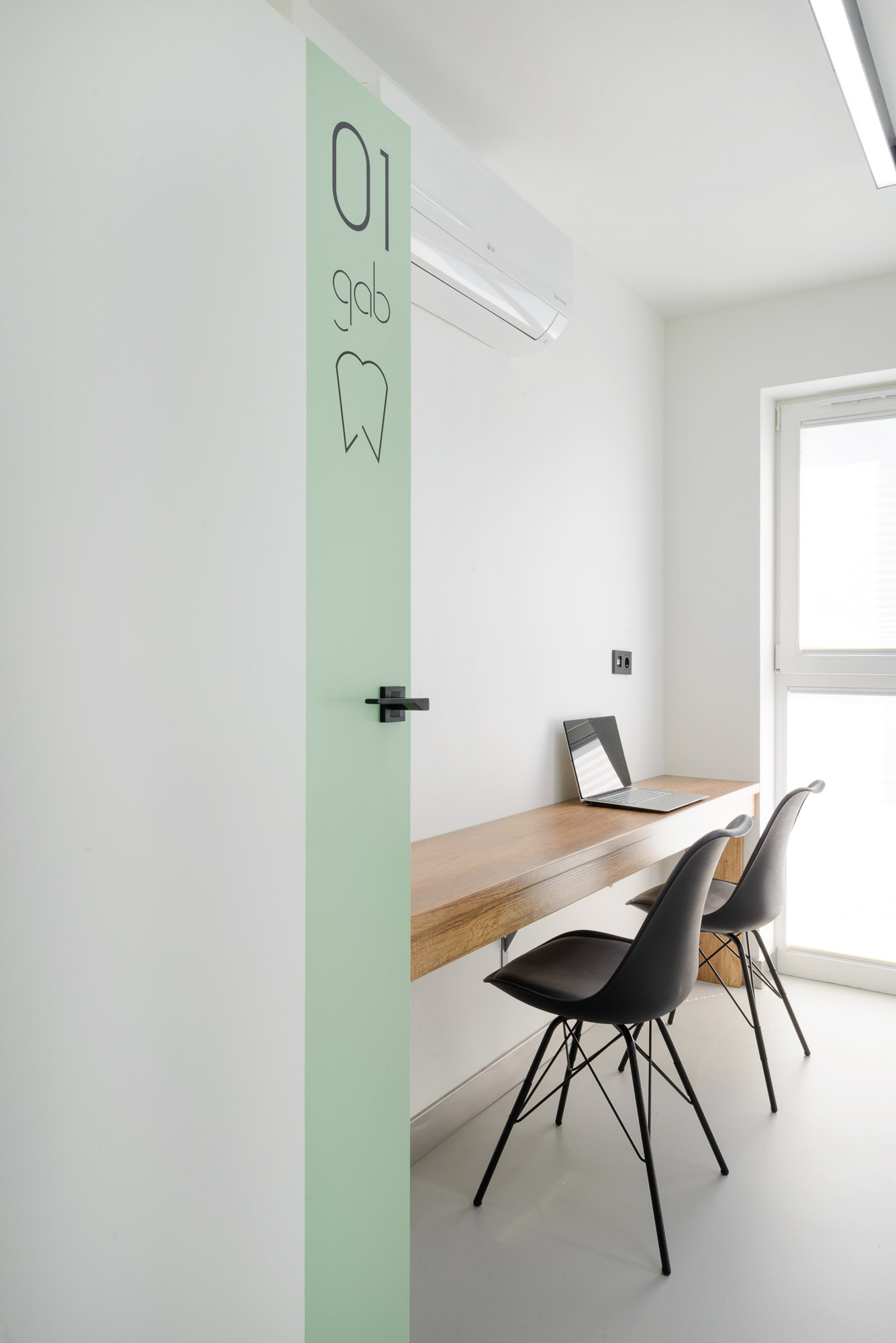 波兰卡托维兹牙科诊所室内设计-3