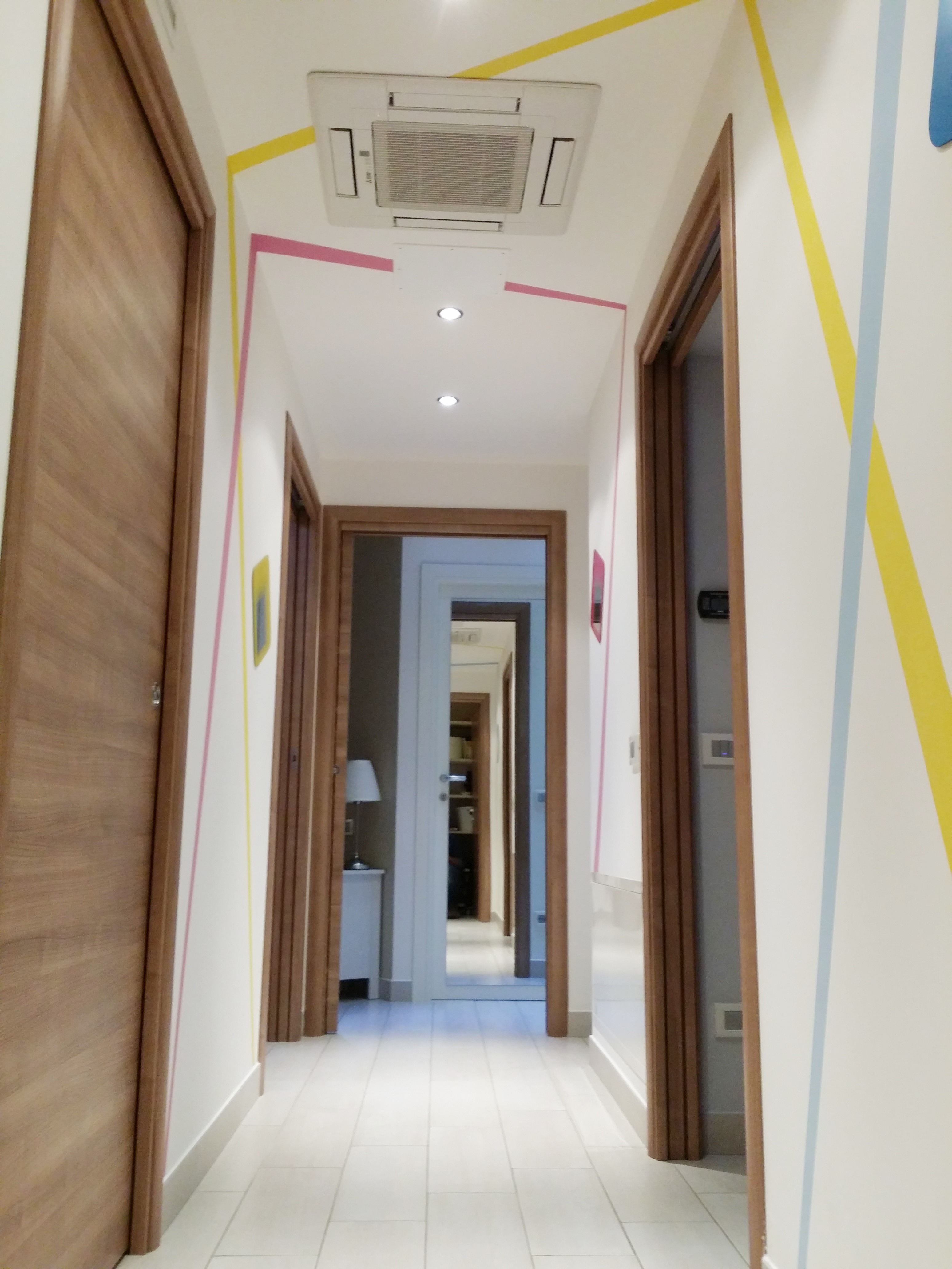 2014 年完工的个性化厨房玻璃面板装饰公寓室内设计案例-15