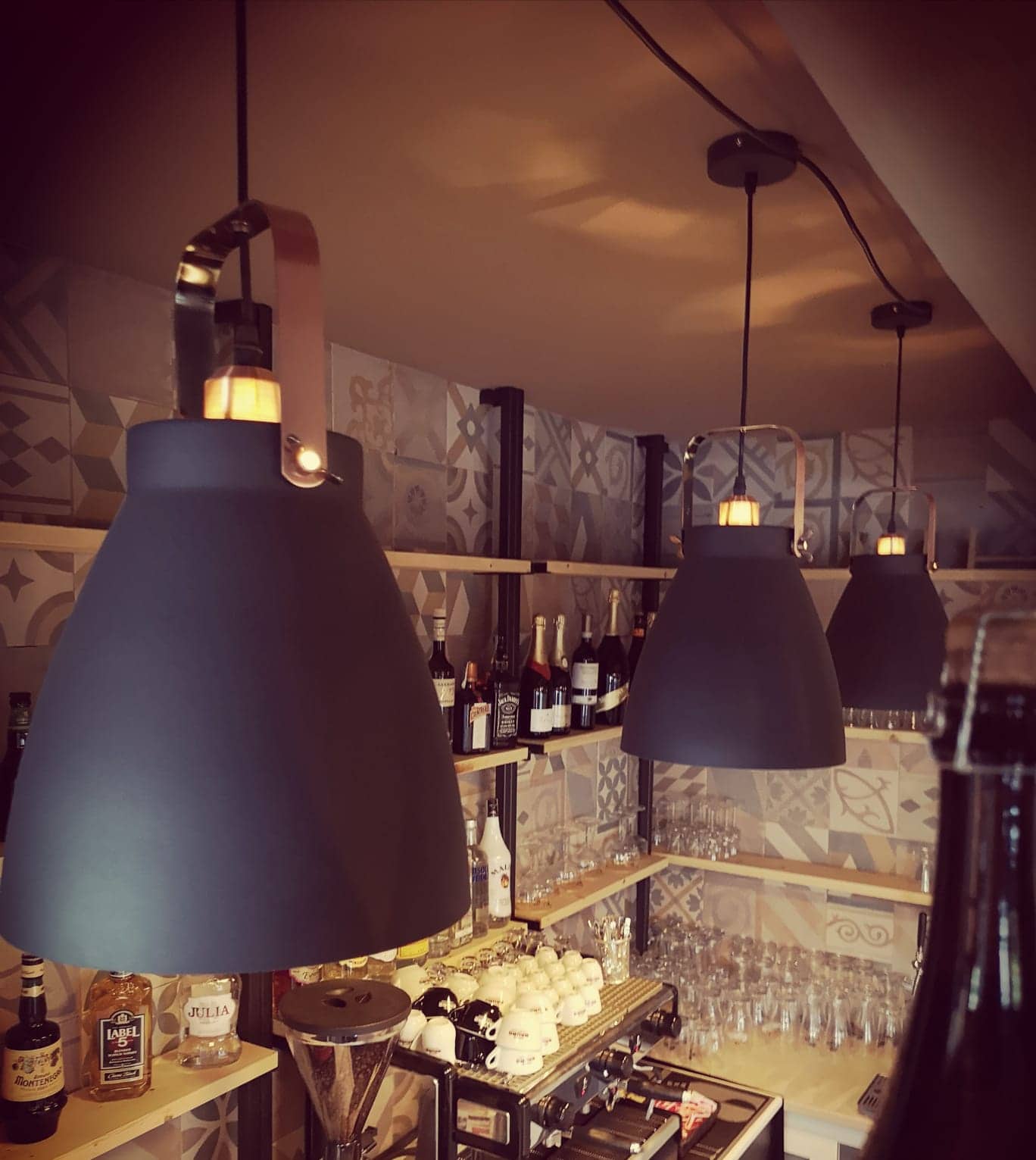 年轻时尚酒吧,打造愉悦就餐氛围-2