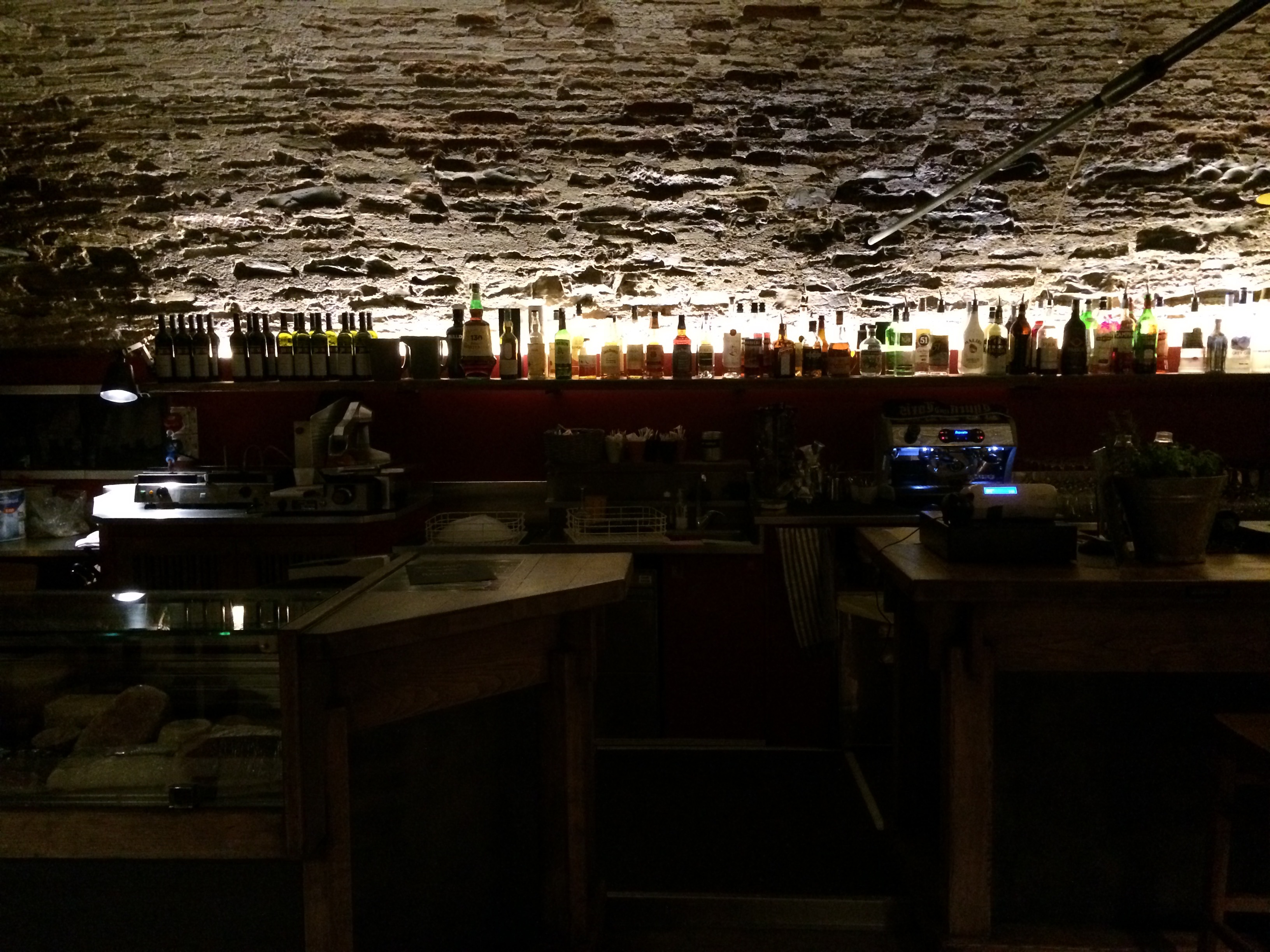 地窖酒吧“Dal Lendar”的复古与现代融合设计-9