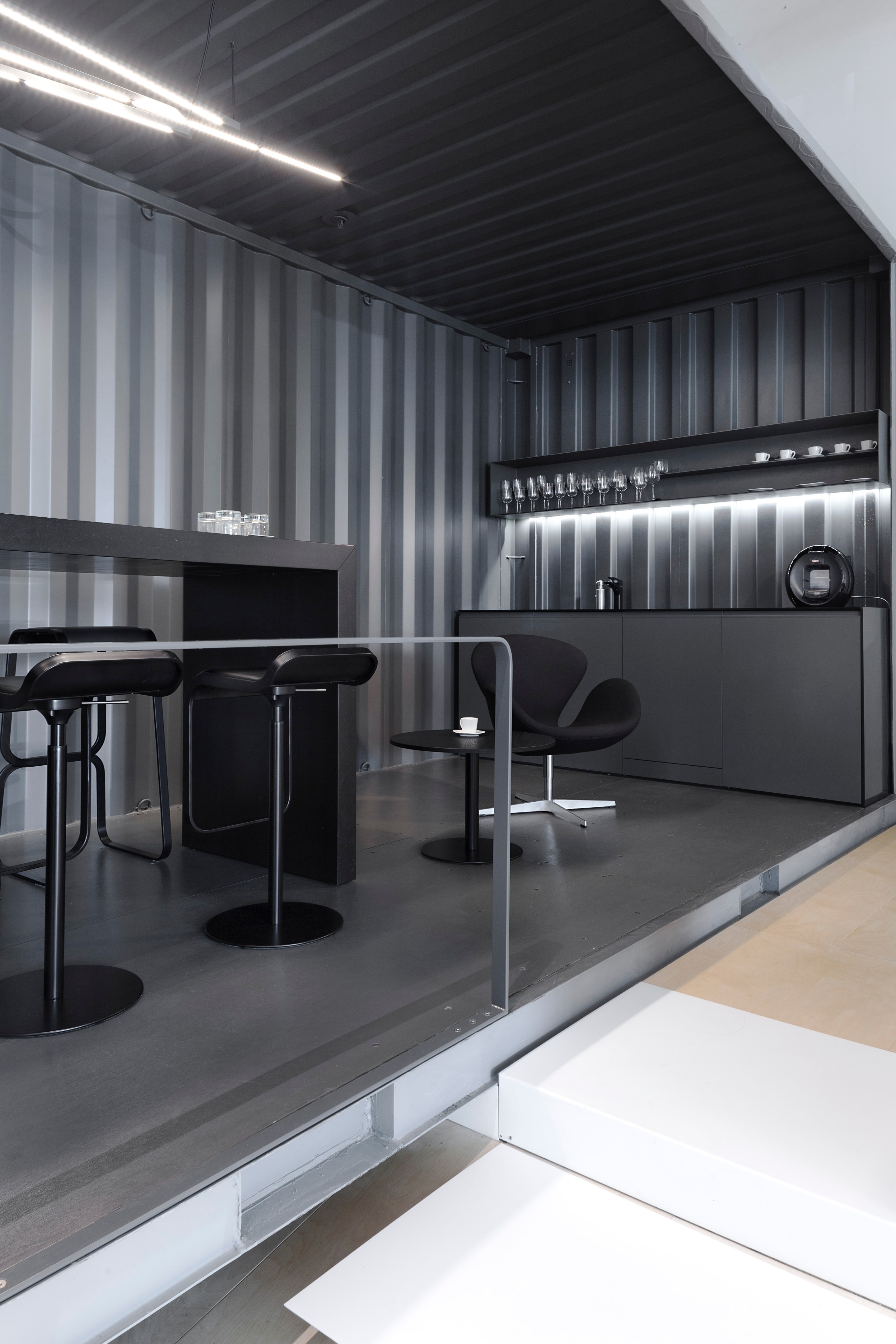 废旧集装箱打造时尚办公空间-17