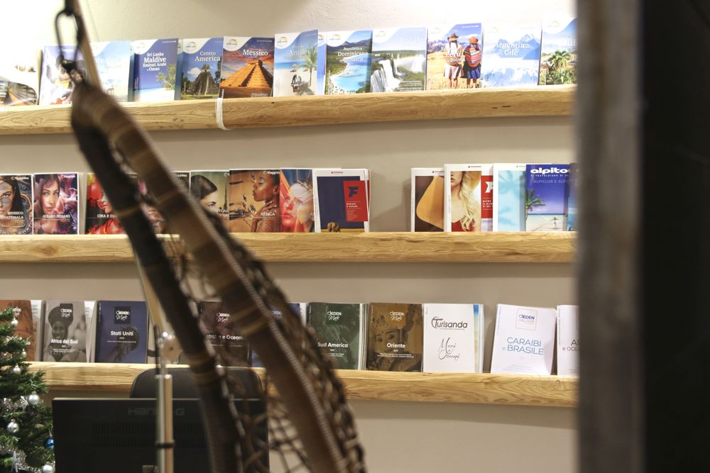 定制化木饰打造私密旅游咨询空间-0