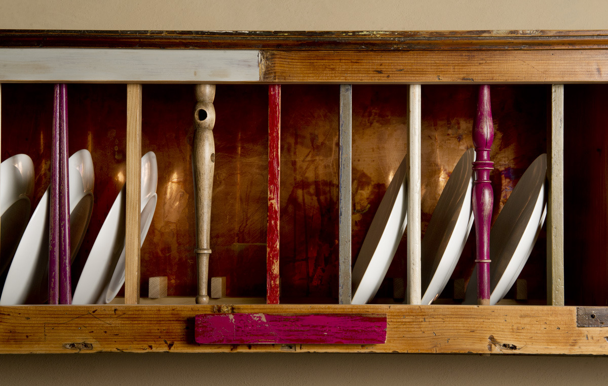 颠覆传统的乡村风格木制餐具柜-11