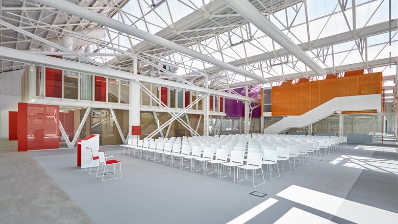 "Multi"椅点亮 Golinelli 文化中心-7