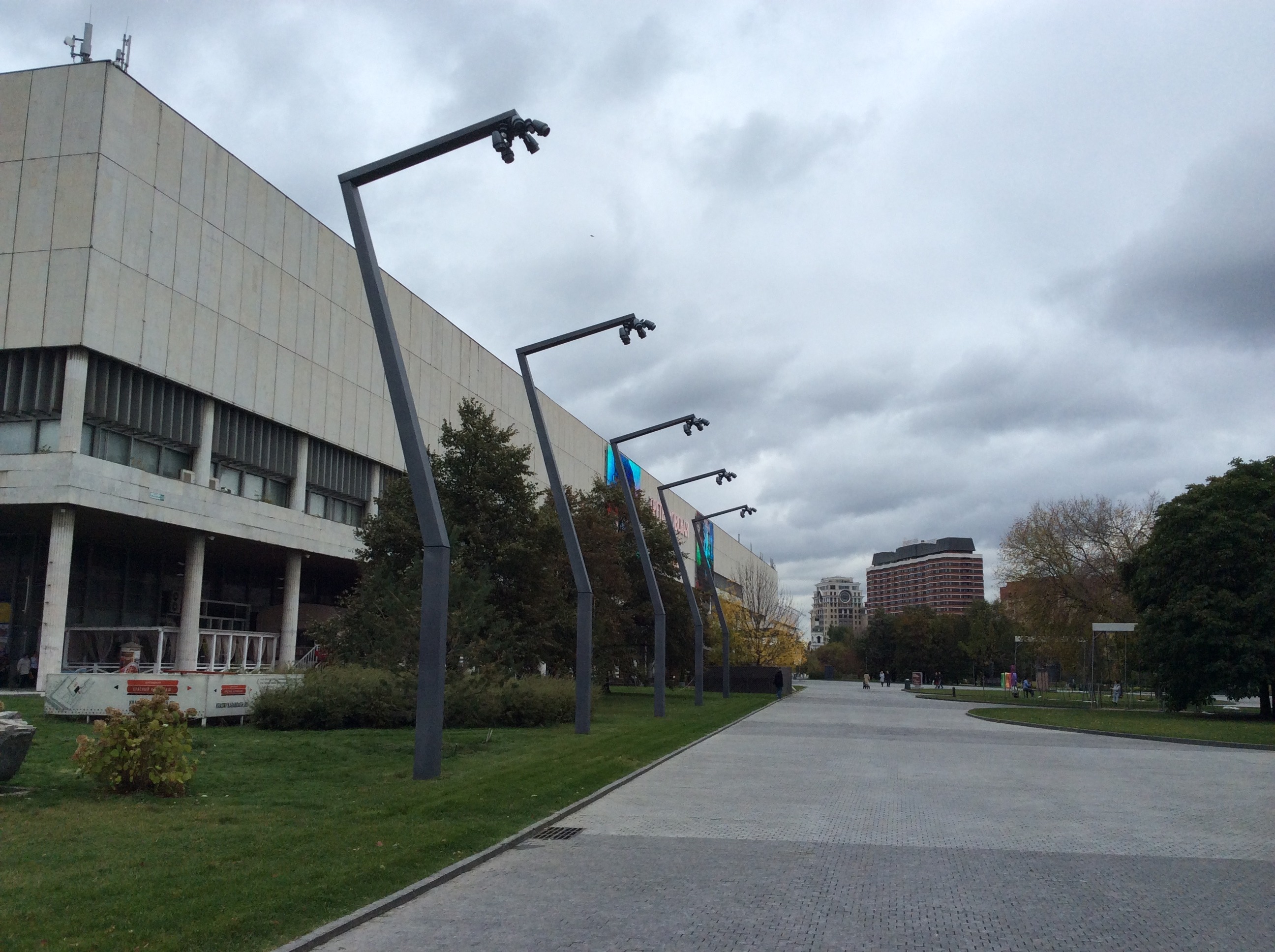 多样街头柱设计展现城市魅力-3