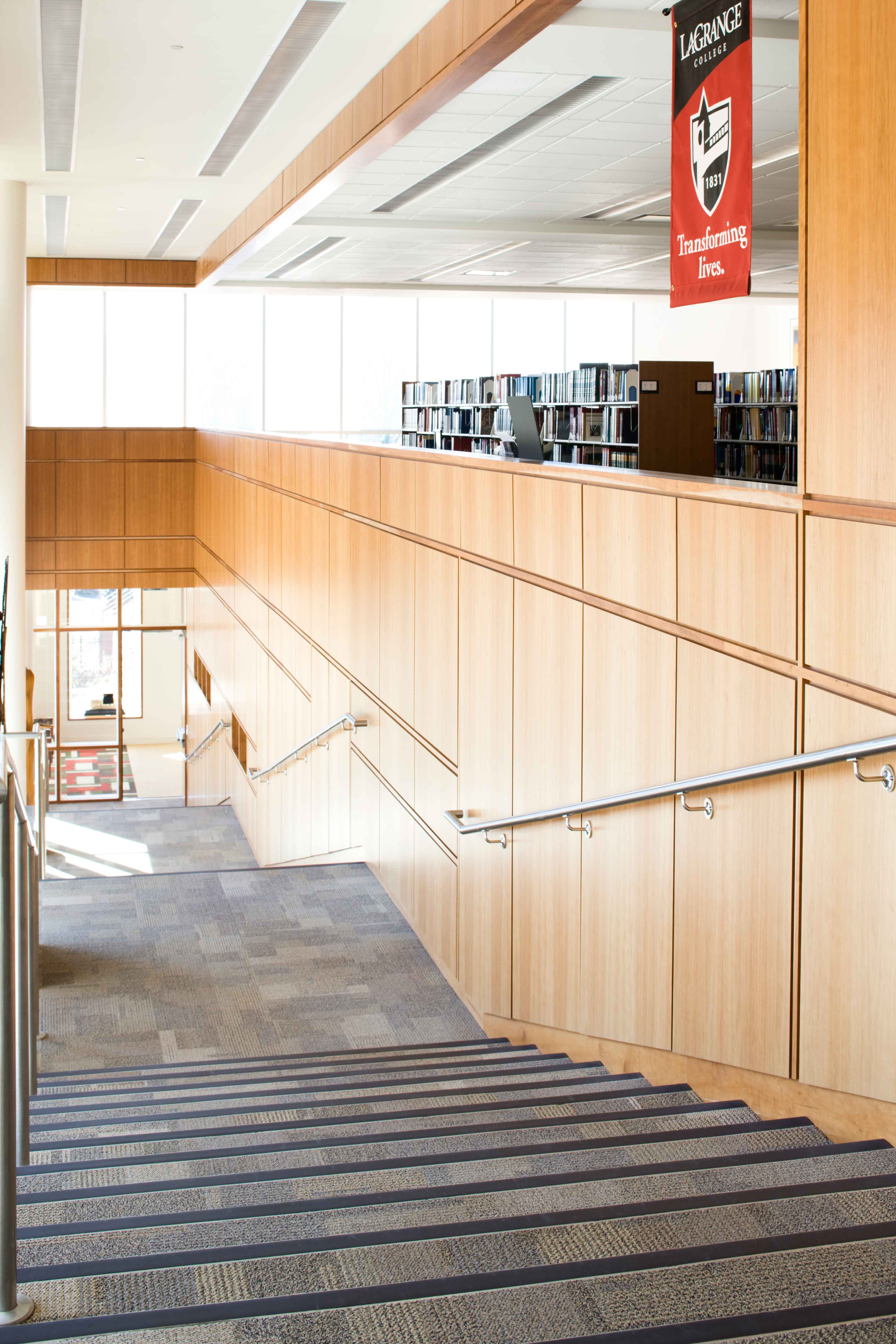 弗兰克和劳拉刘易斯图书馆-0