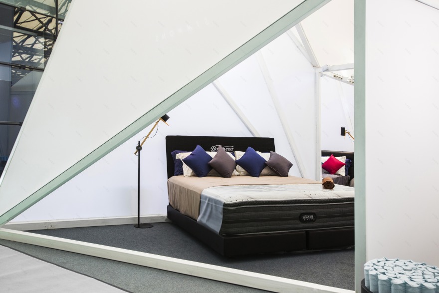 Simmons Bedding 2015 年家具展透明展位设计-8