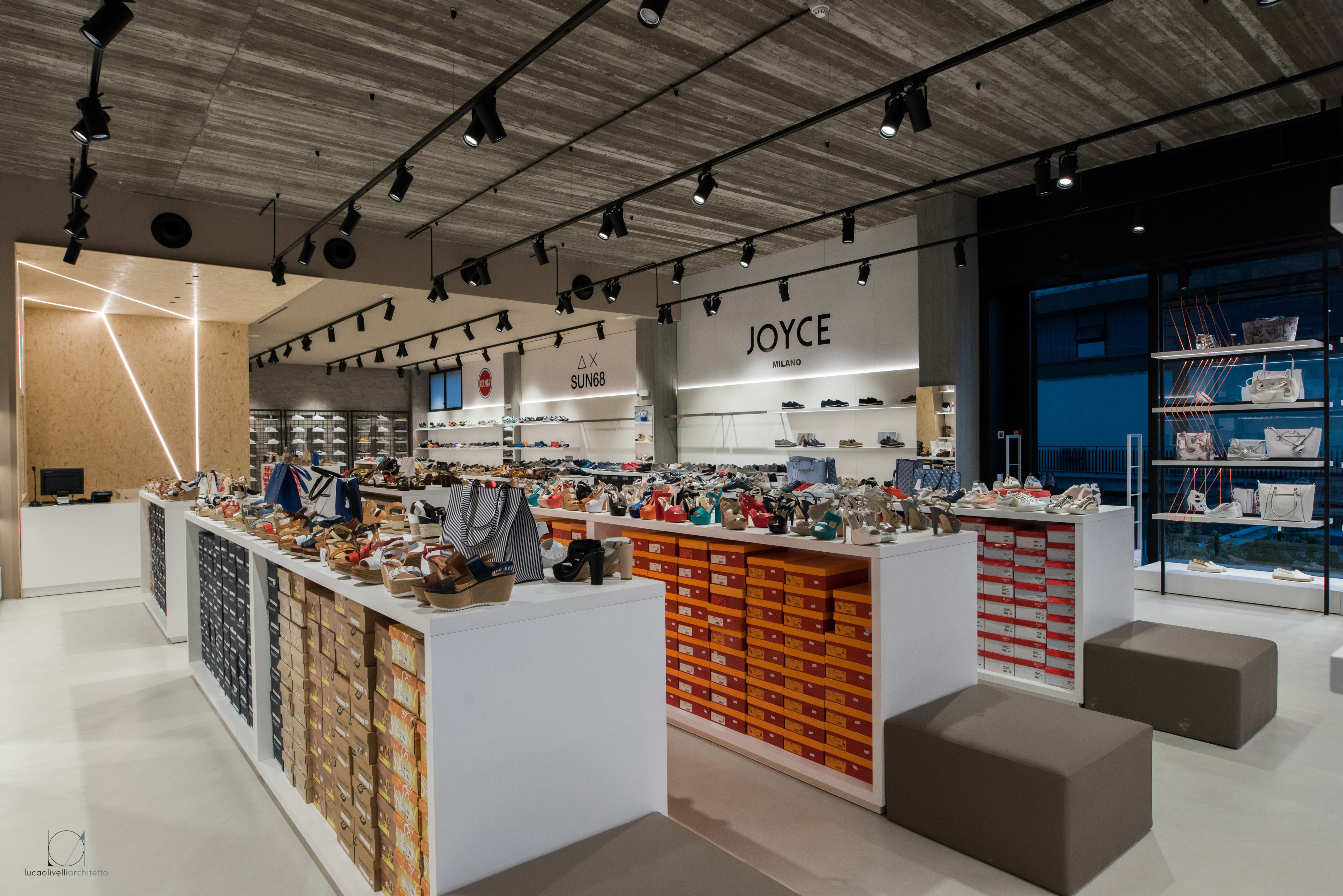 2018 年博纳科索品牌折扣店室内设计-7