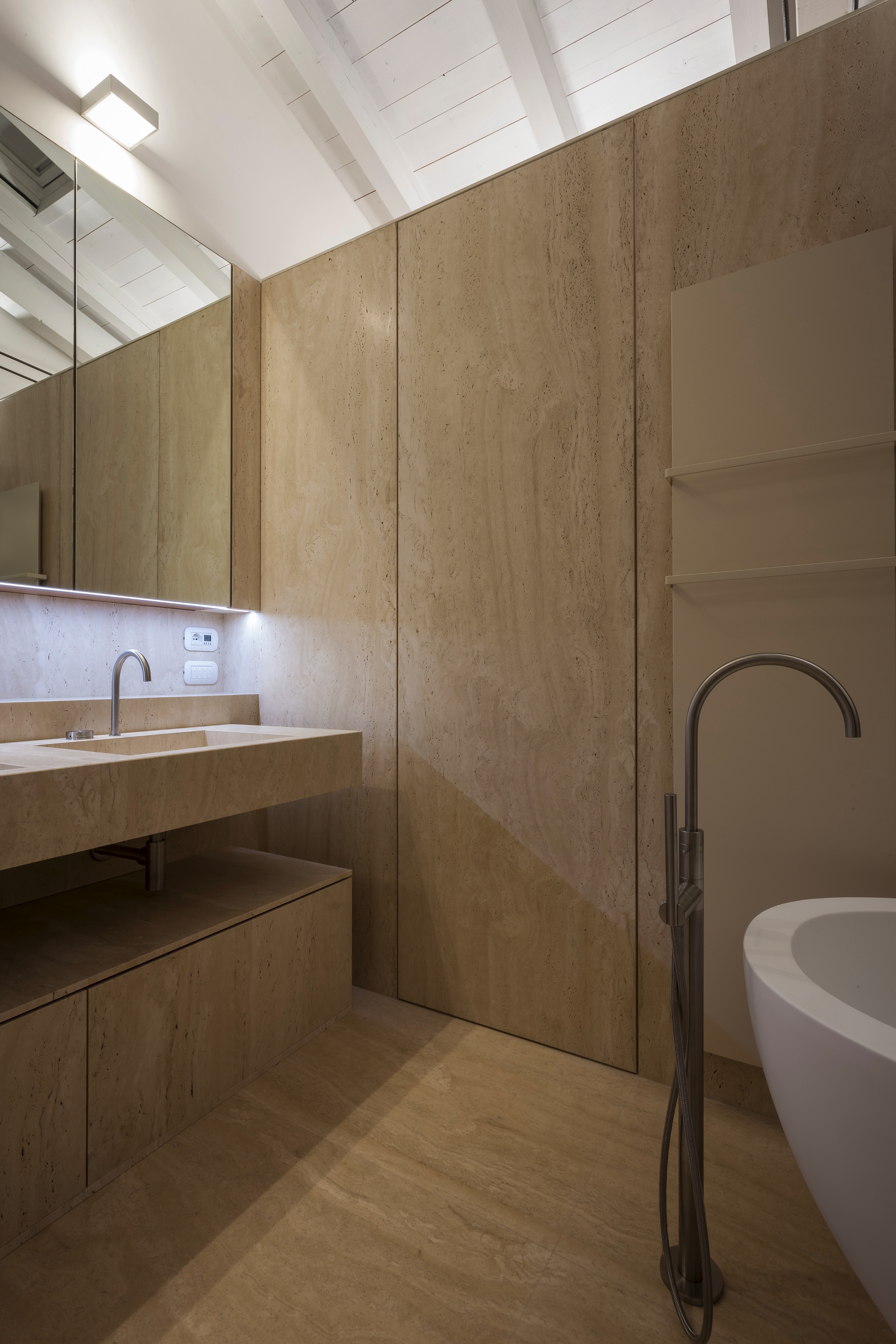 意大利私人住宅，玻璃与 travertine 的魅力碰撞-10