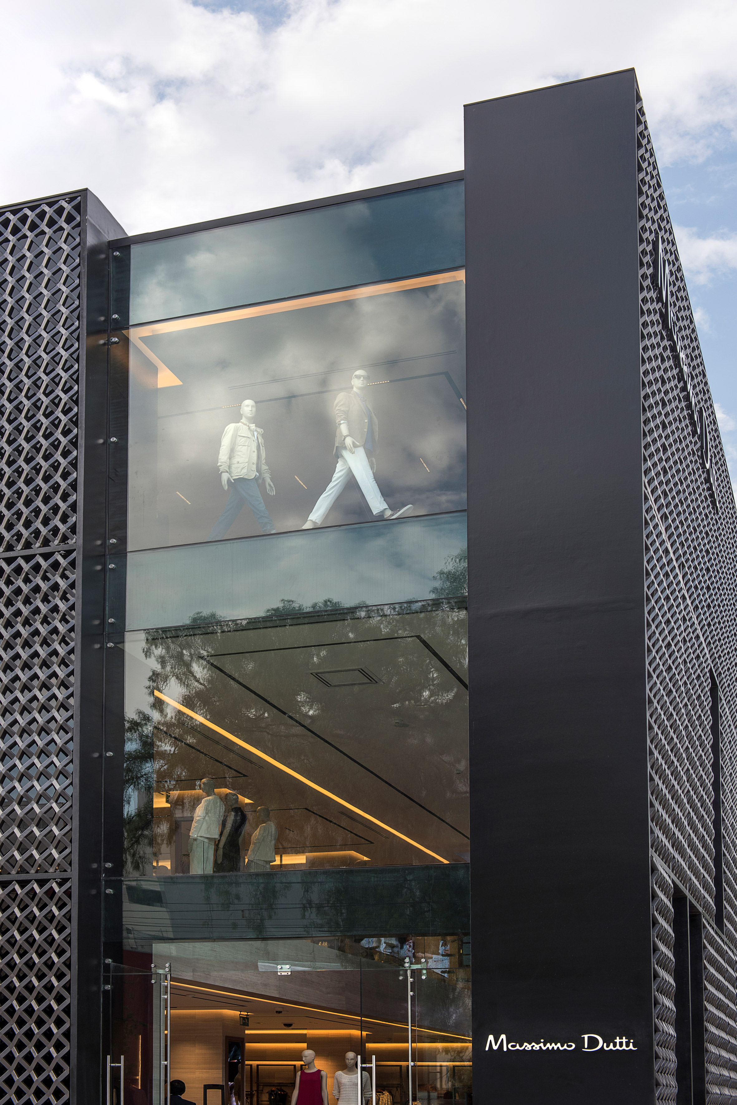 墨西哥城 Massimo Dutti 精品店 | 玻璃纤维与金属的时尚拼接-6