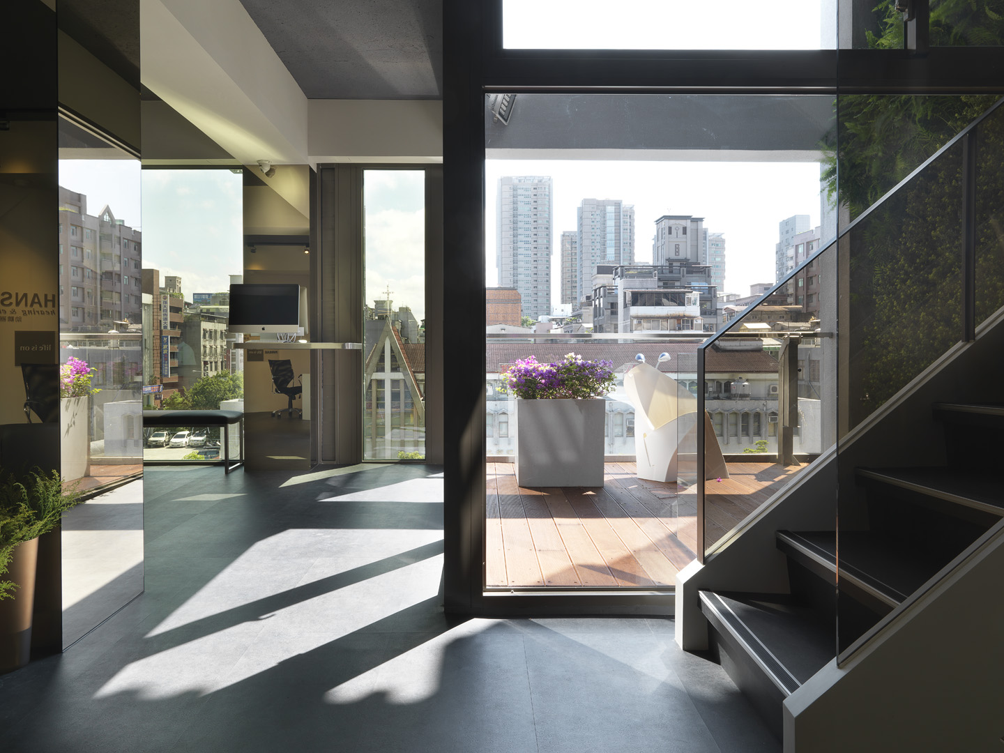 城市雨意与花季——助听器诊所诗意空间设计-12