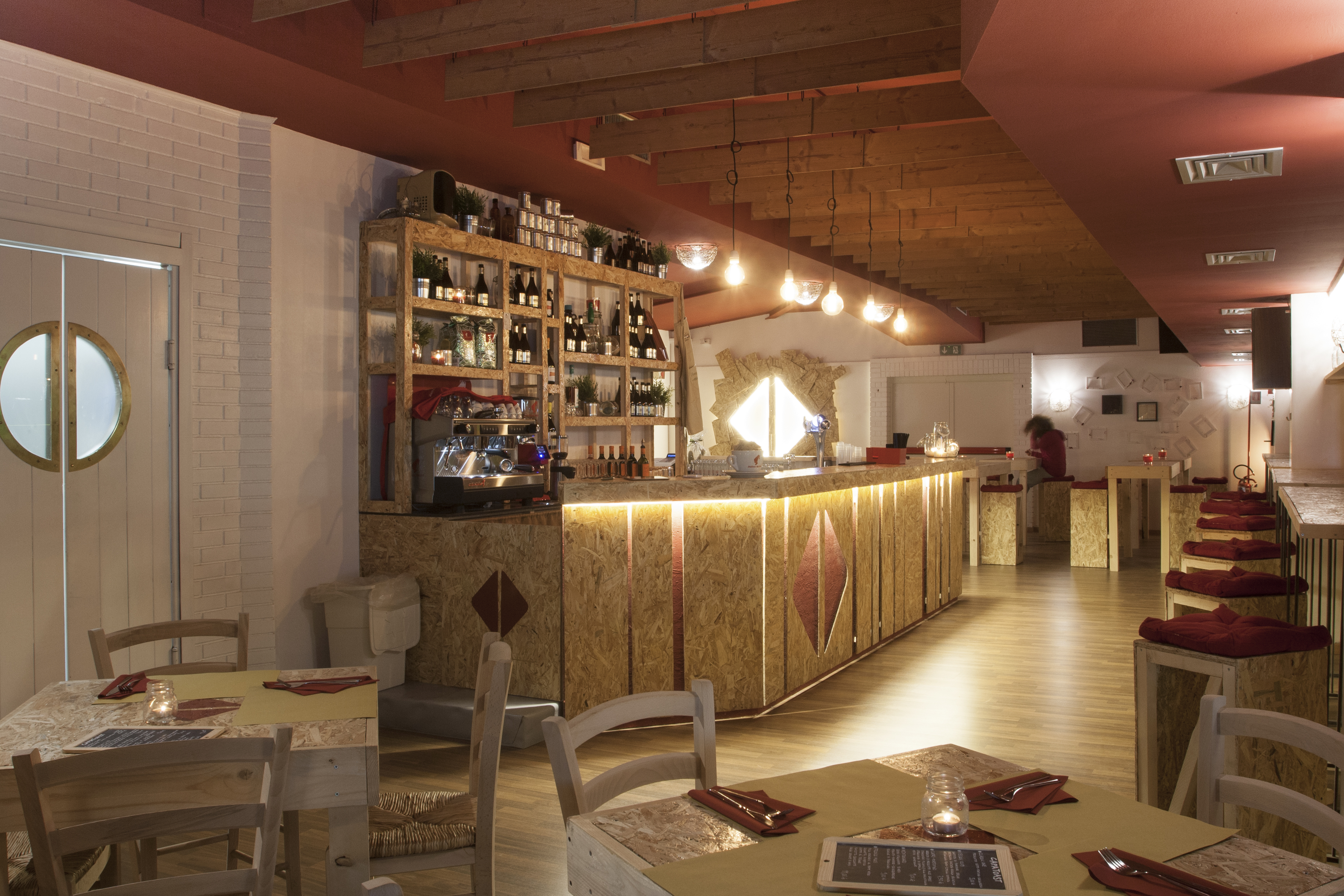 大学区旧酒吧的翻新重生——Capatoast 餐厅室内设计-9