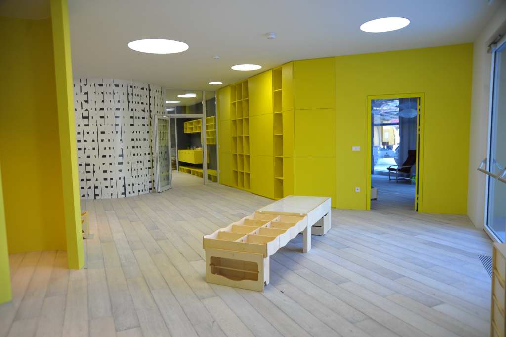 沃尔夫斯银行幼儿园室内设计-1