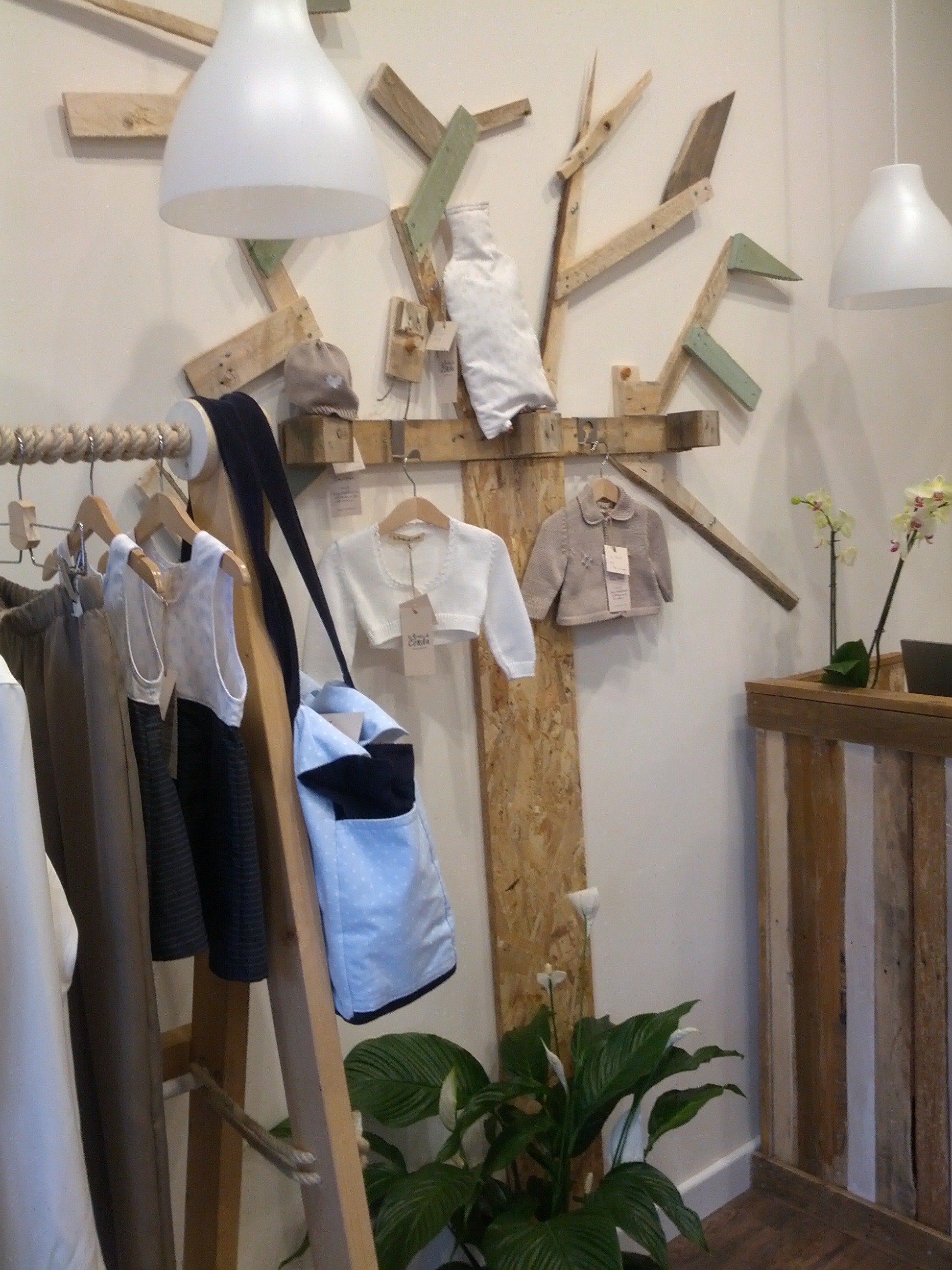 逆境中的璀璨舞台——罗马女性手工制品工作室-4