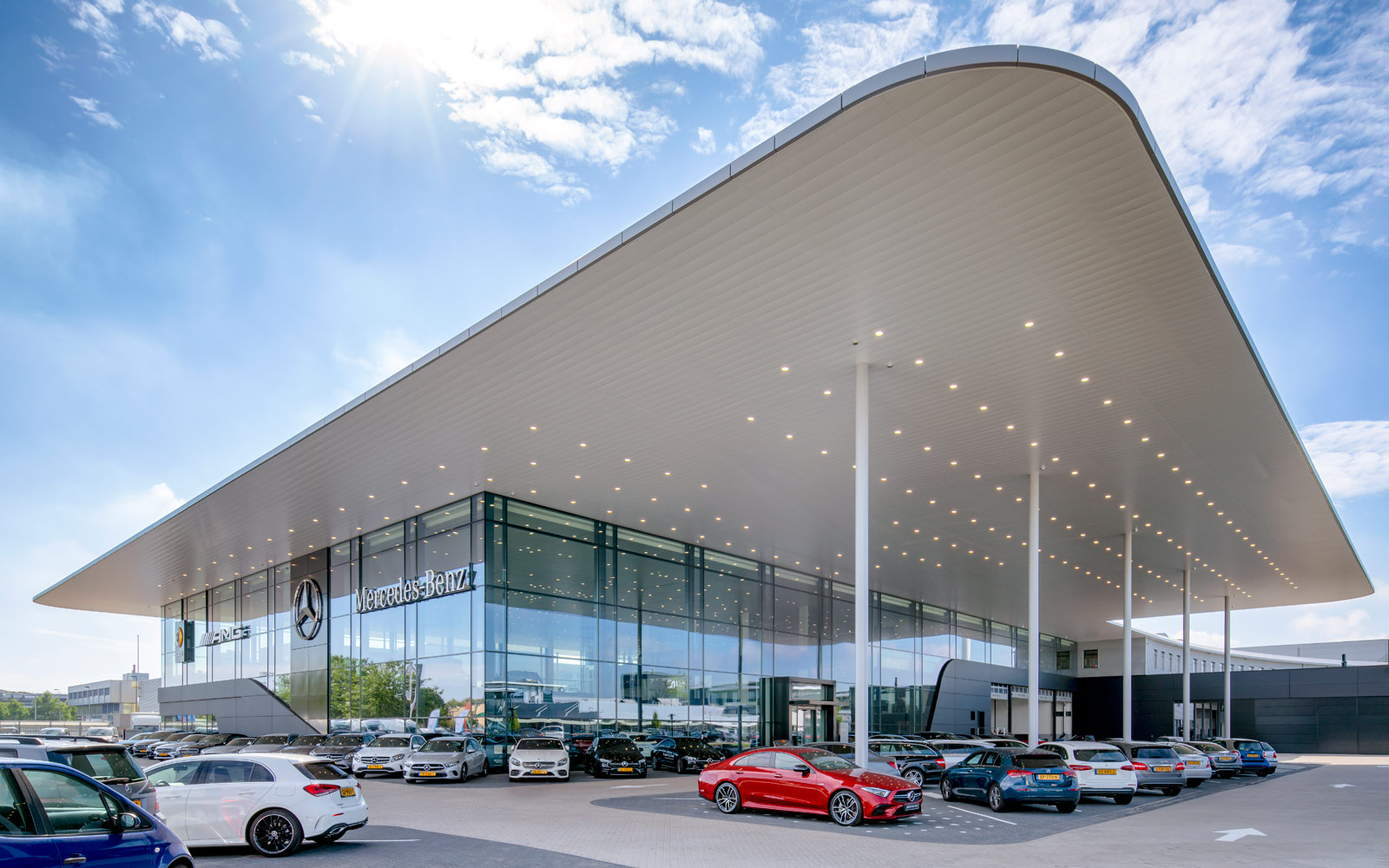 荷兰奔驰旗舰店,现代与奢华的完美融合-7