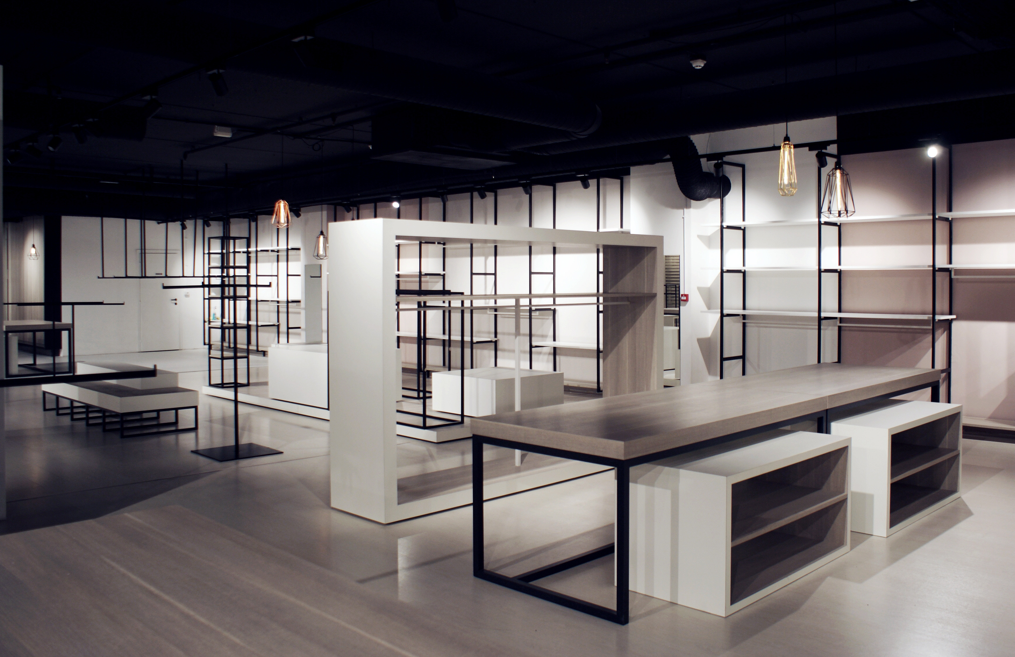 灵活模块与墙面系统打造低成本时尚品牌店-3