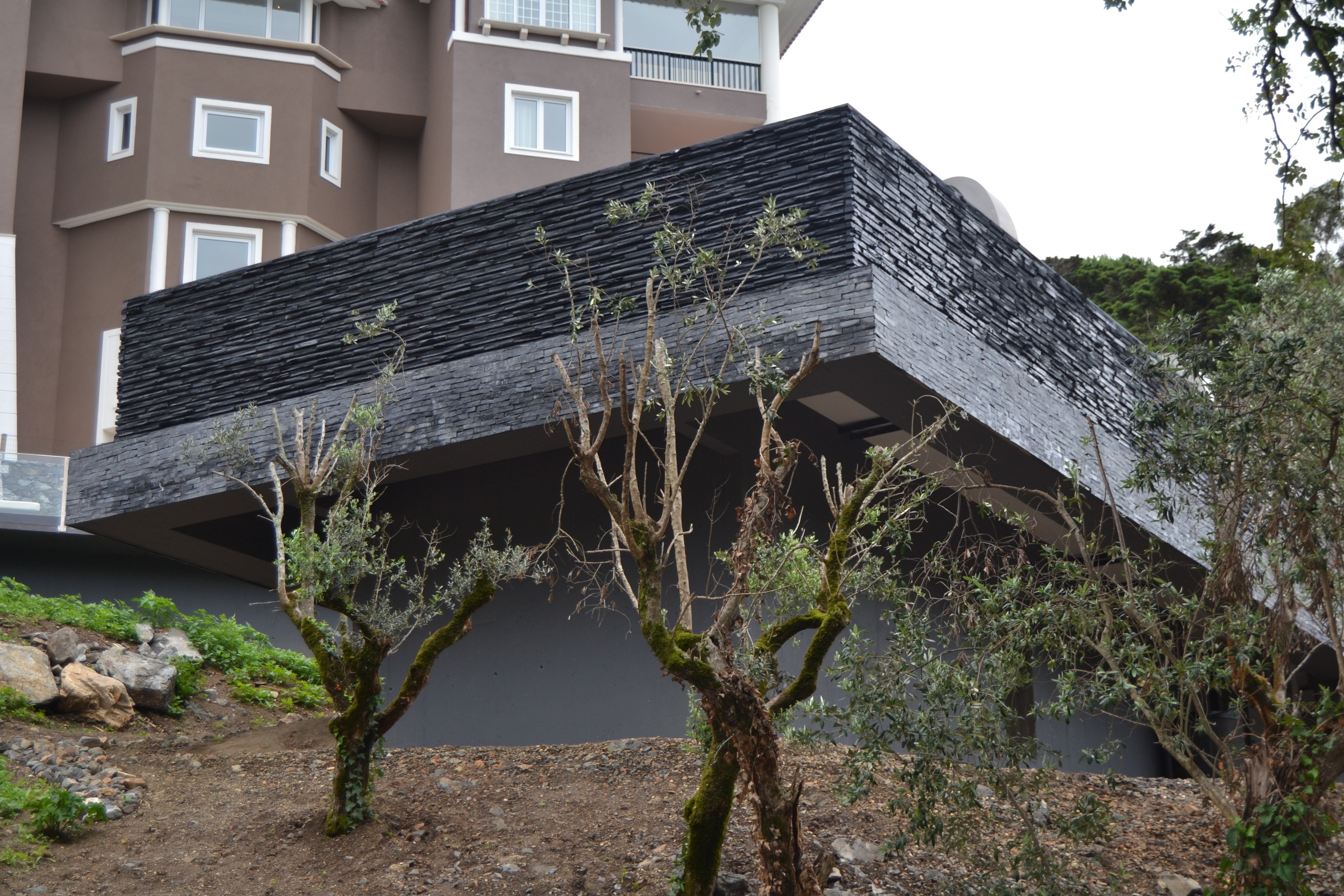 惊艳的 9 米高悬浮泳池设计-3