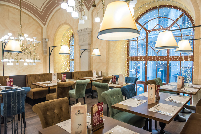 布达佩斯百年建筑中的现代餐厅-11