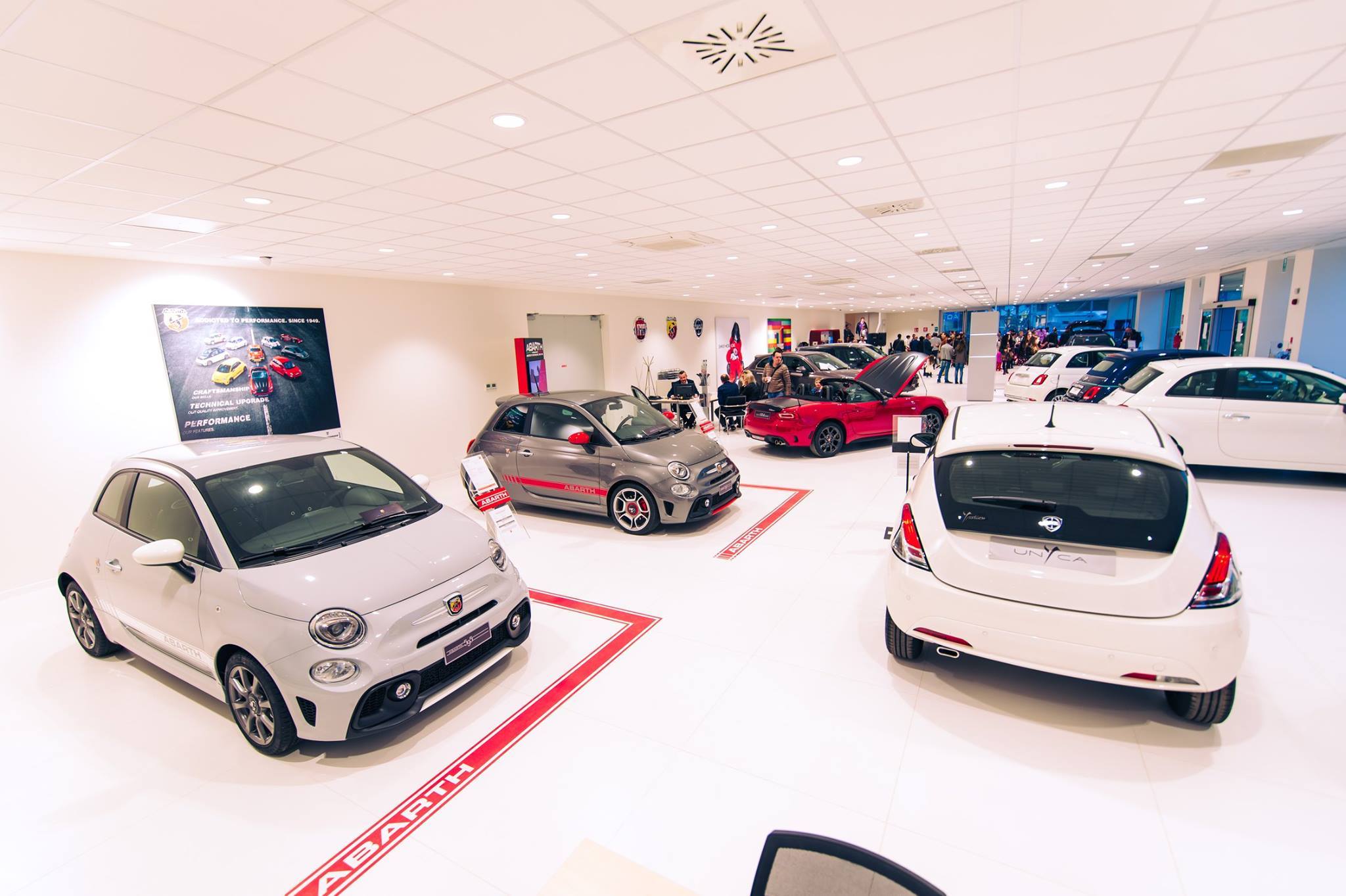 改造意大利厂房 打造现代汽车销售展示空间-12