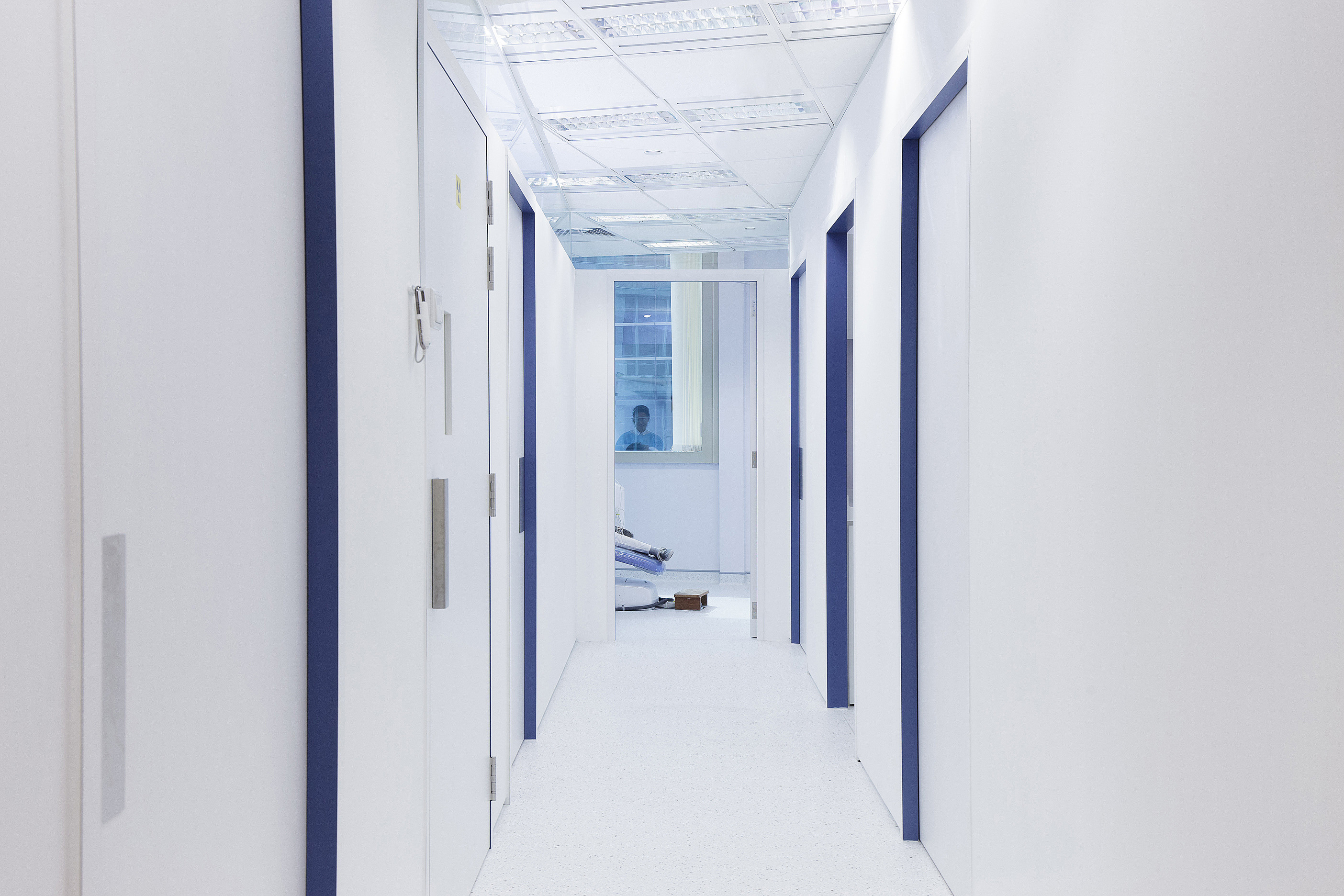 共享空间,自然光与高效操作的口腔诊所设计-6