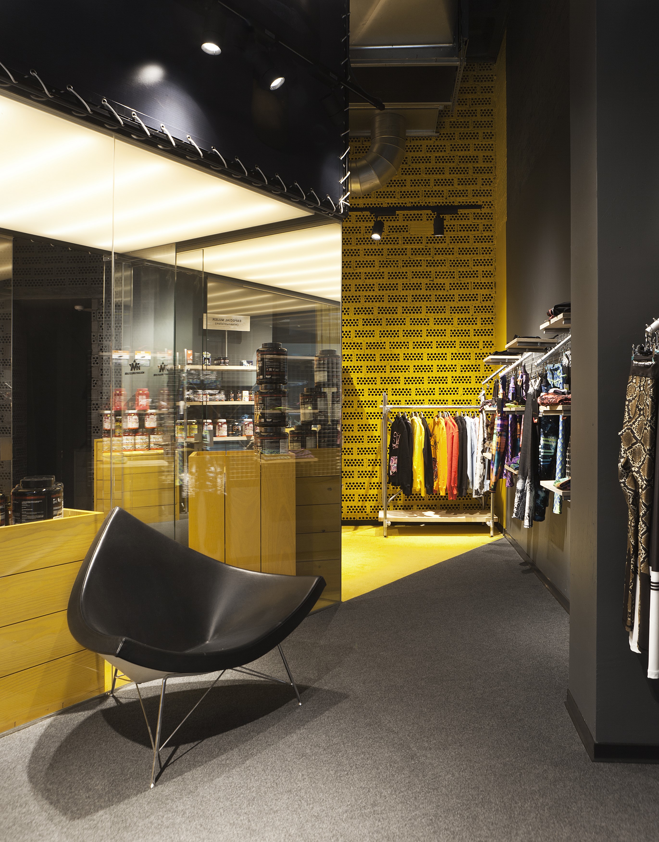 工业风 MISTERNUTRICIÓN 旗舰店，简约设计诠释 Santiago de Compostela-14