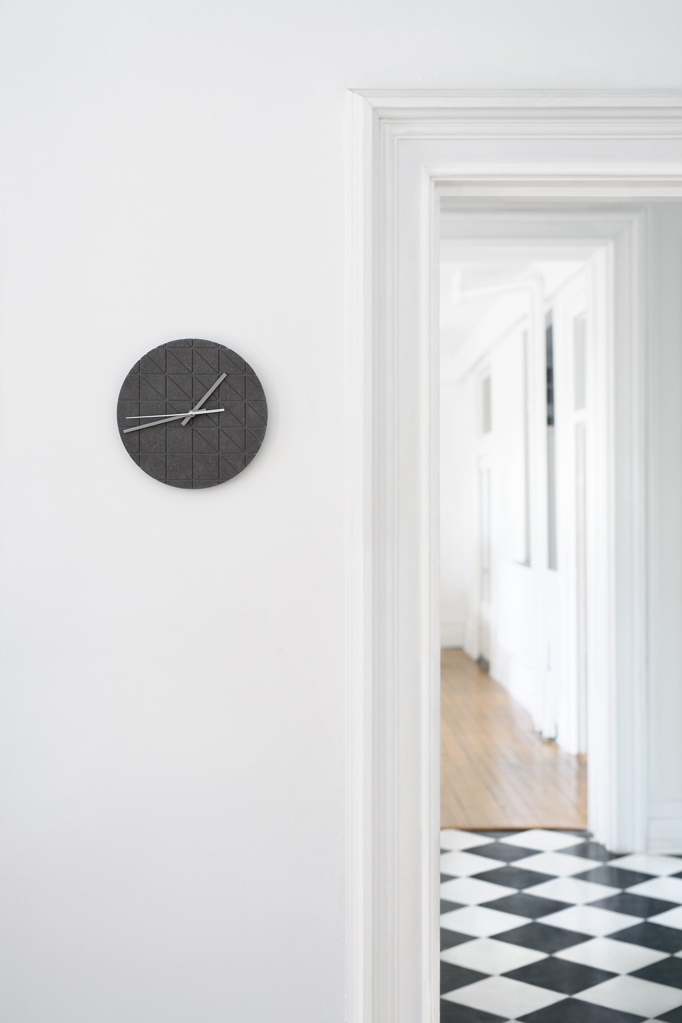 蒙特利尔设计者打造独特 Groove Wall Clocks-1