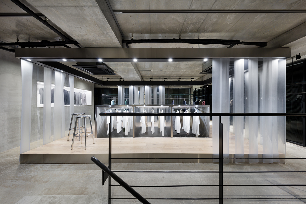 《好学二手》古董服装店 | 玻璃幕墙展示时尚态度-4