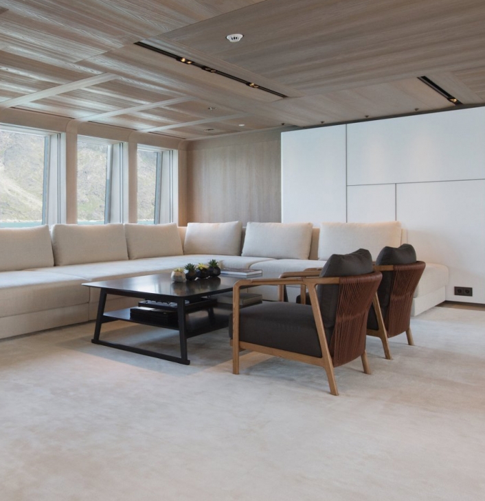 "Cloudbreak"号游艇 | 豪华室内设计与户外美景相得益彰-1