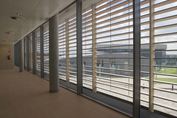 创新翻新体育设施，融入自然美景-37