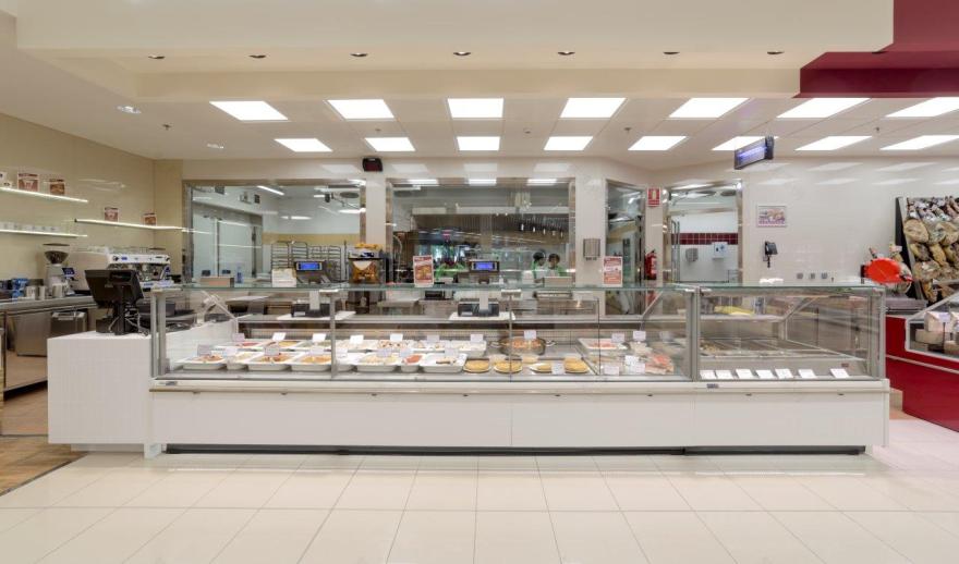 Froiz 超市 | 白色与红色的魅力碰撞-1