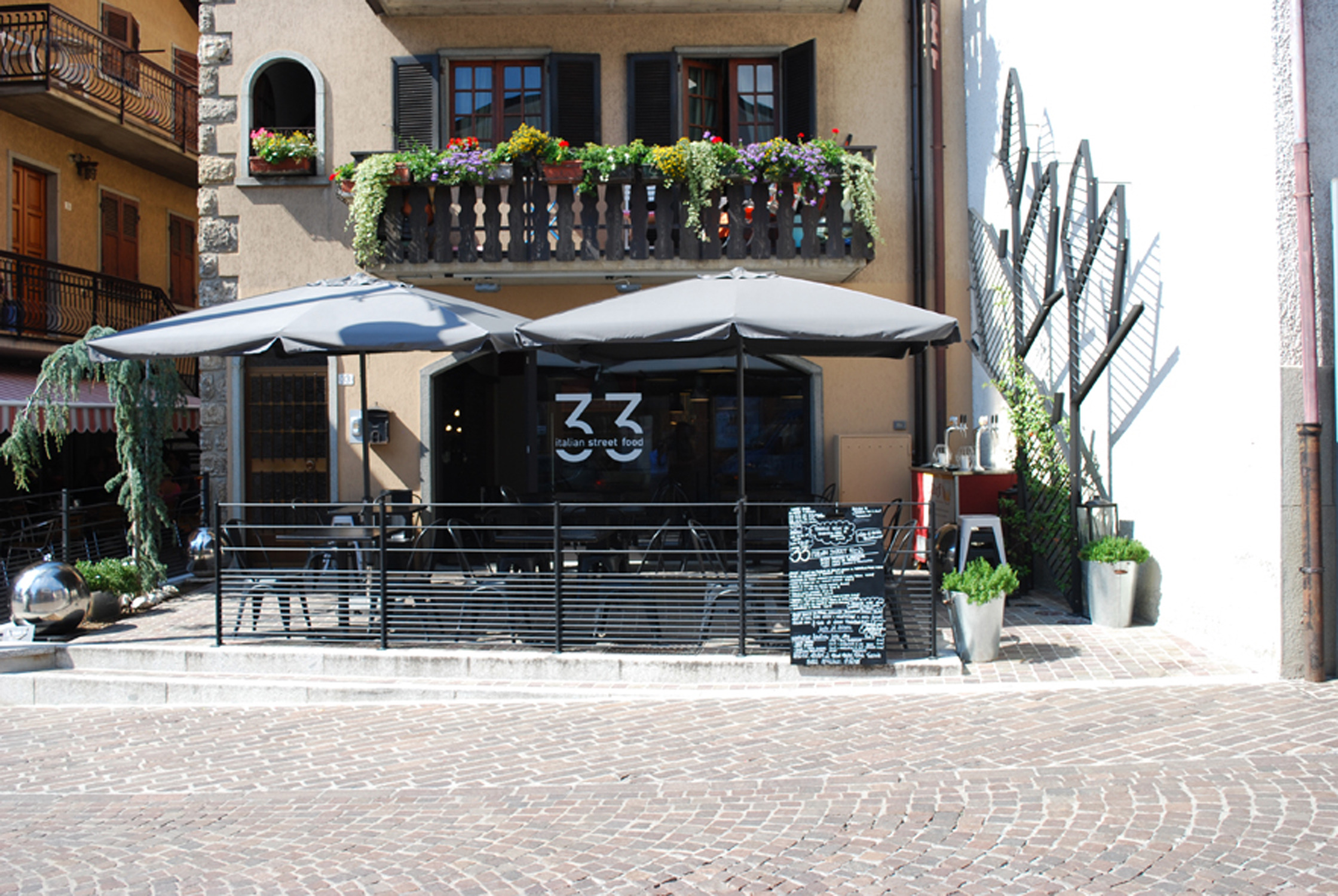 33 意大利街头美食餐厅 | 历史古镇中的年轻创新设计-14