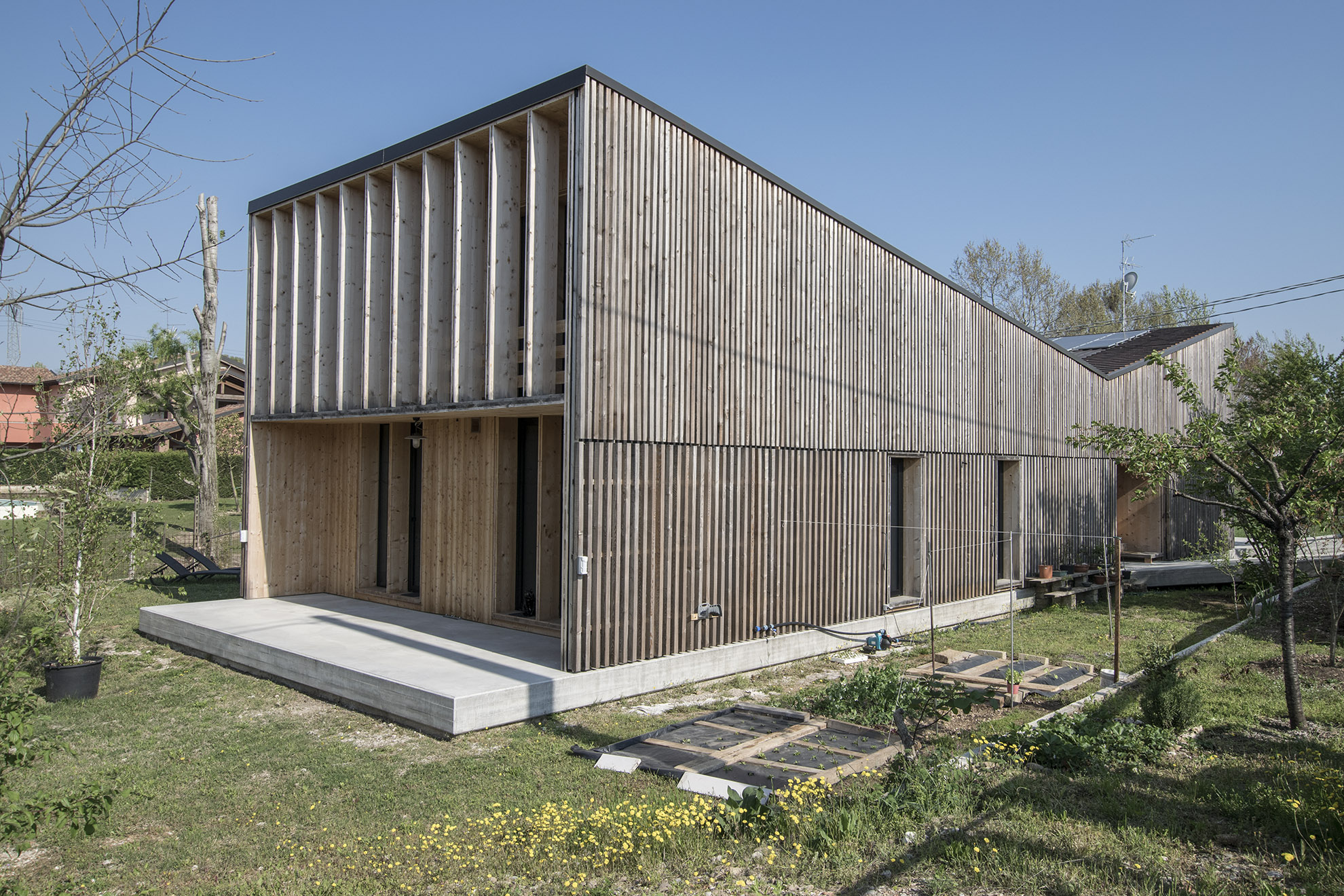 湖畔 V 型木质住宅-21