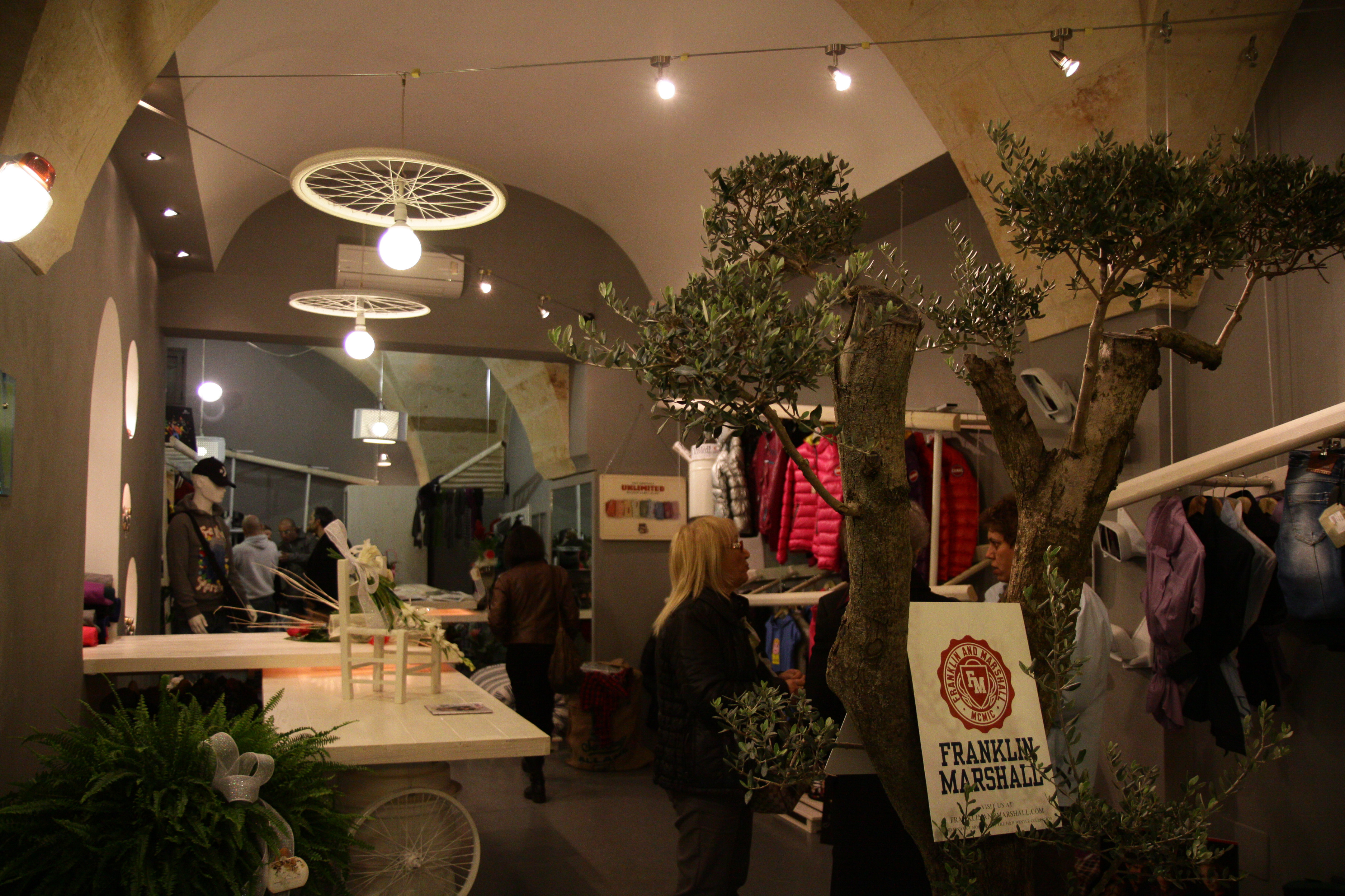 废旧车间变时尚商店的创意重生-44