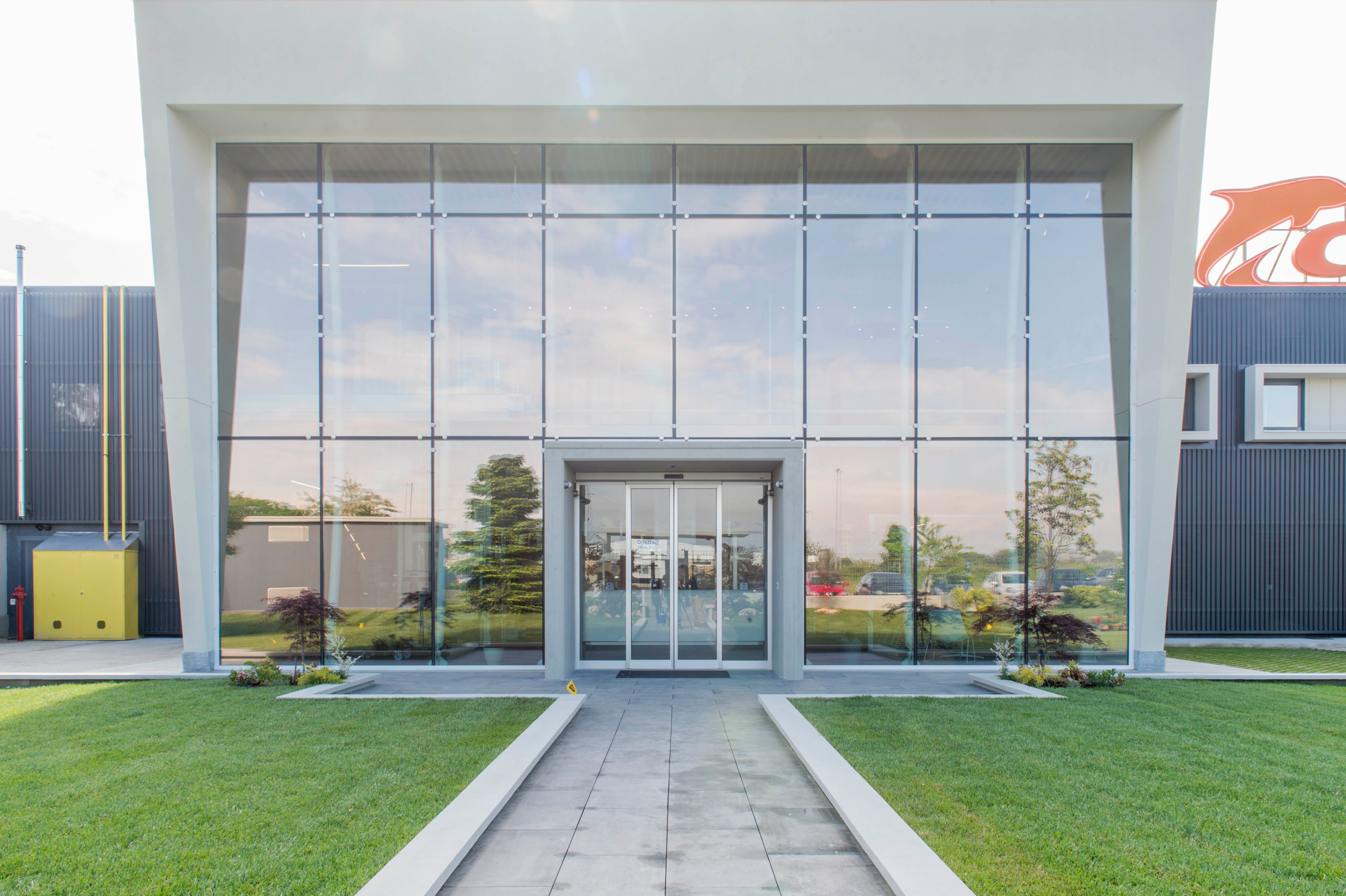 玻璃与钢铁的现代办公空间-34