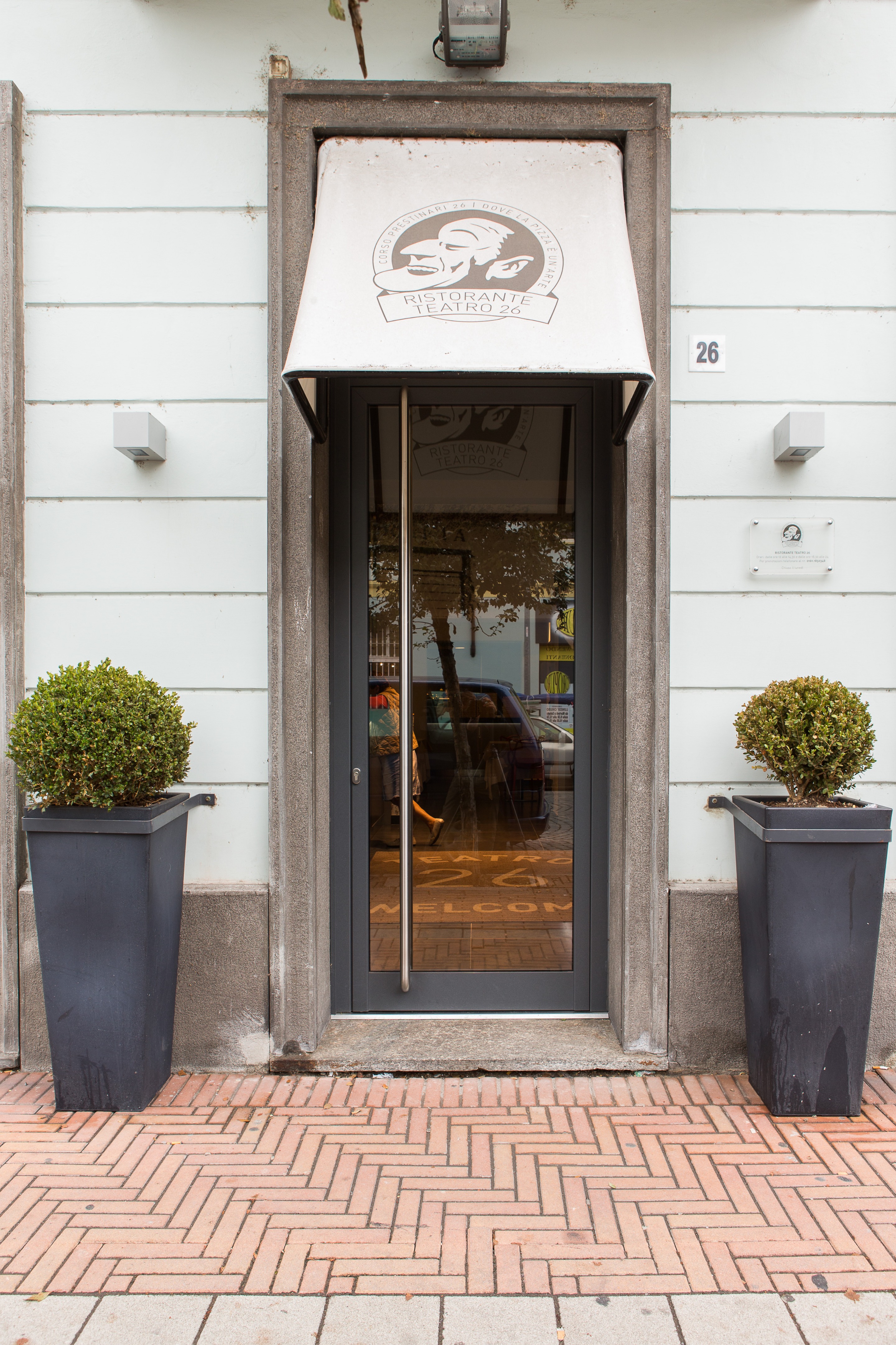 剧院式餐厅 Teatro 26 | 定制家具与光影艺术的完美融合-4