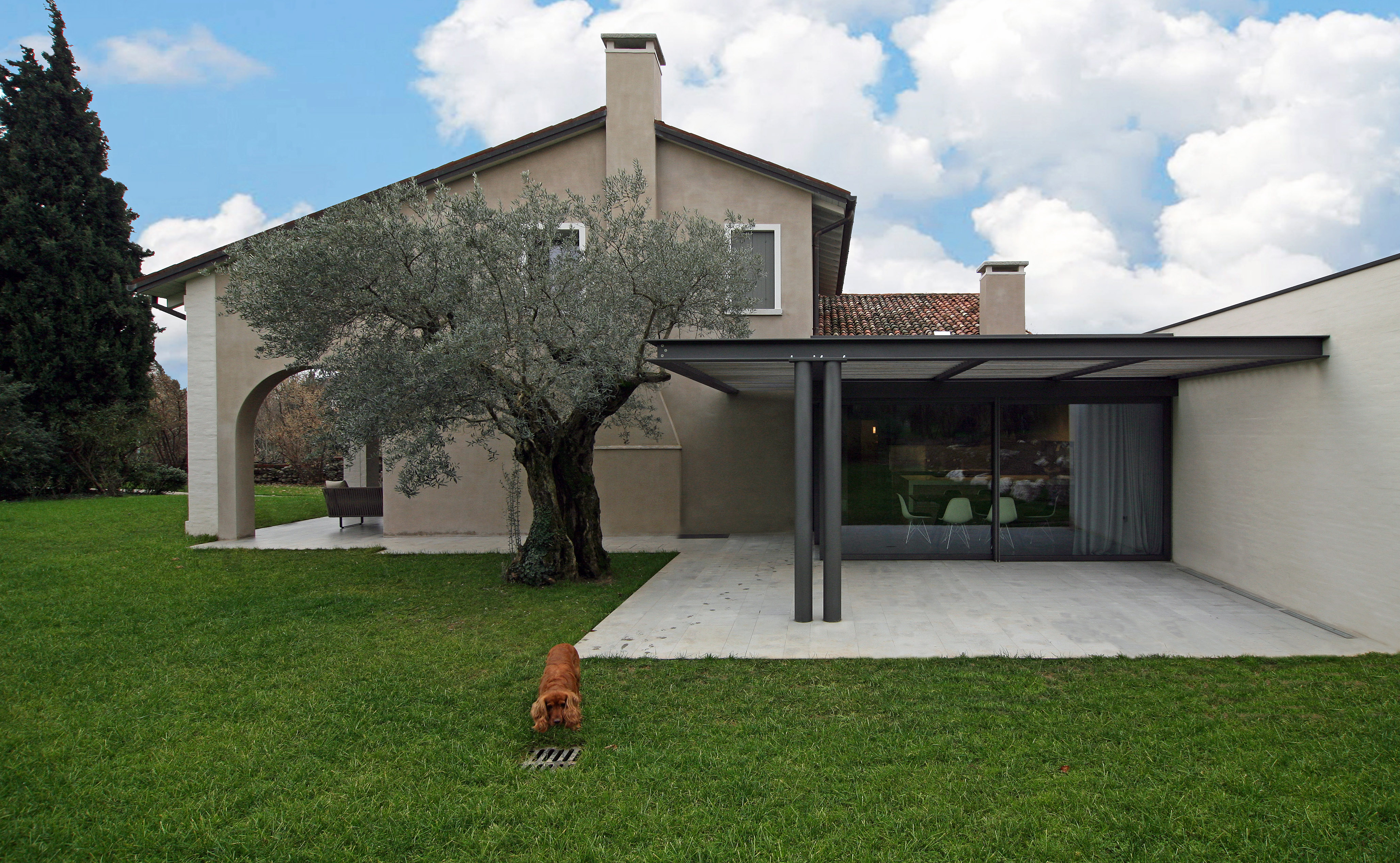 乡村农舍翻新扩建,融入自然风光-0