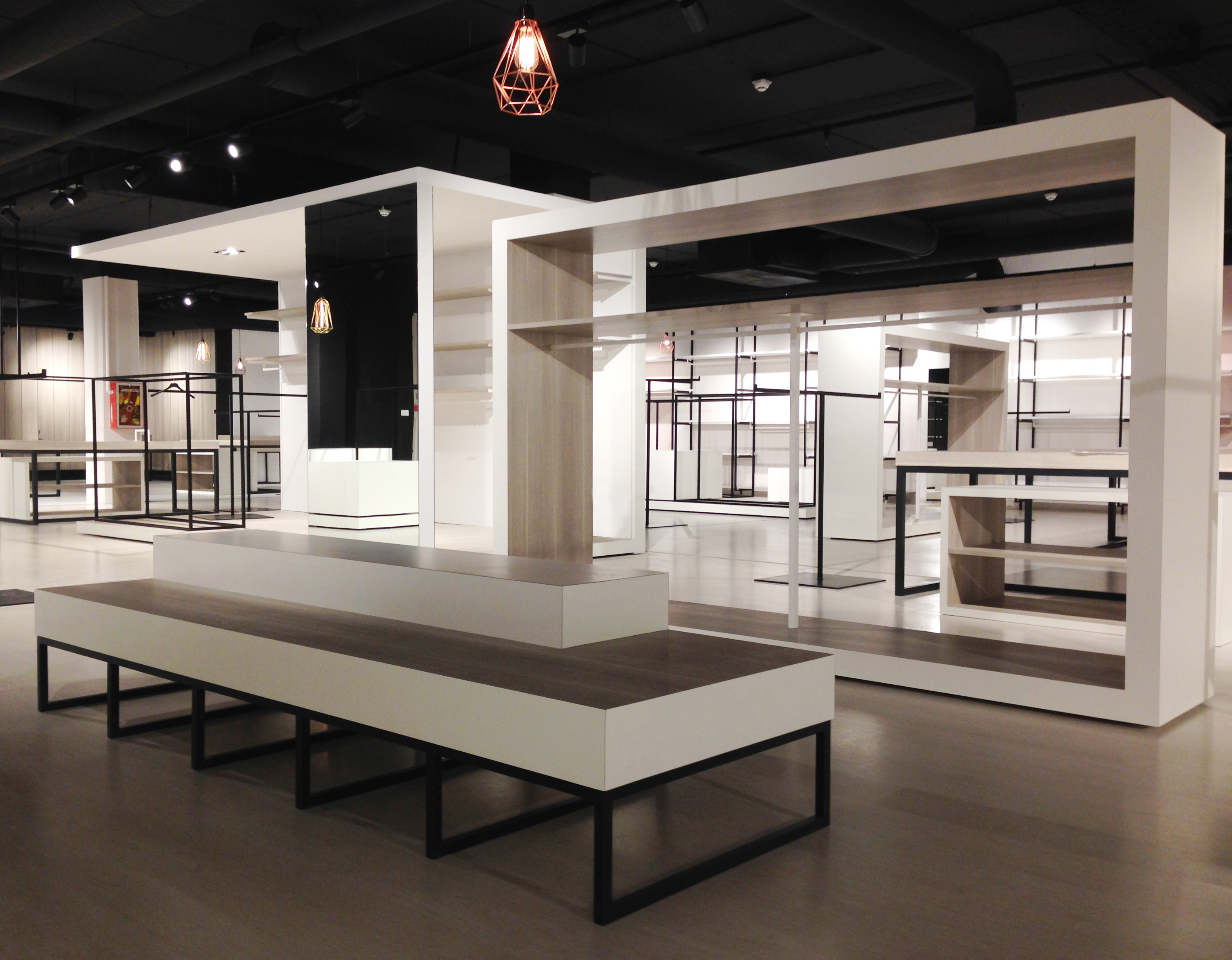 灵活模块与墙面系统打造低成本时尚品牌店-2