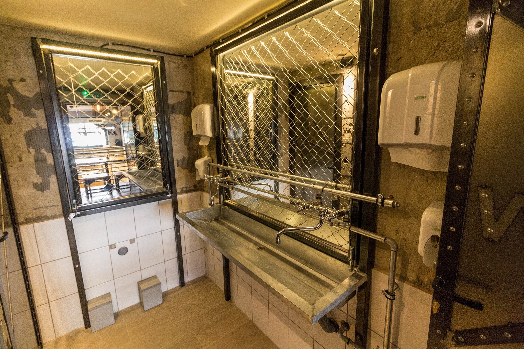 独特工业风,1200 米管道打造的极致酒吧空间-13