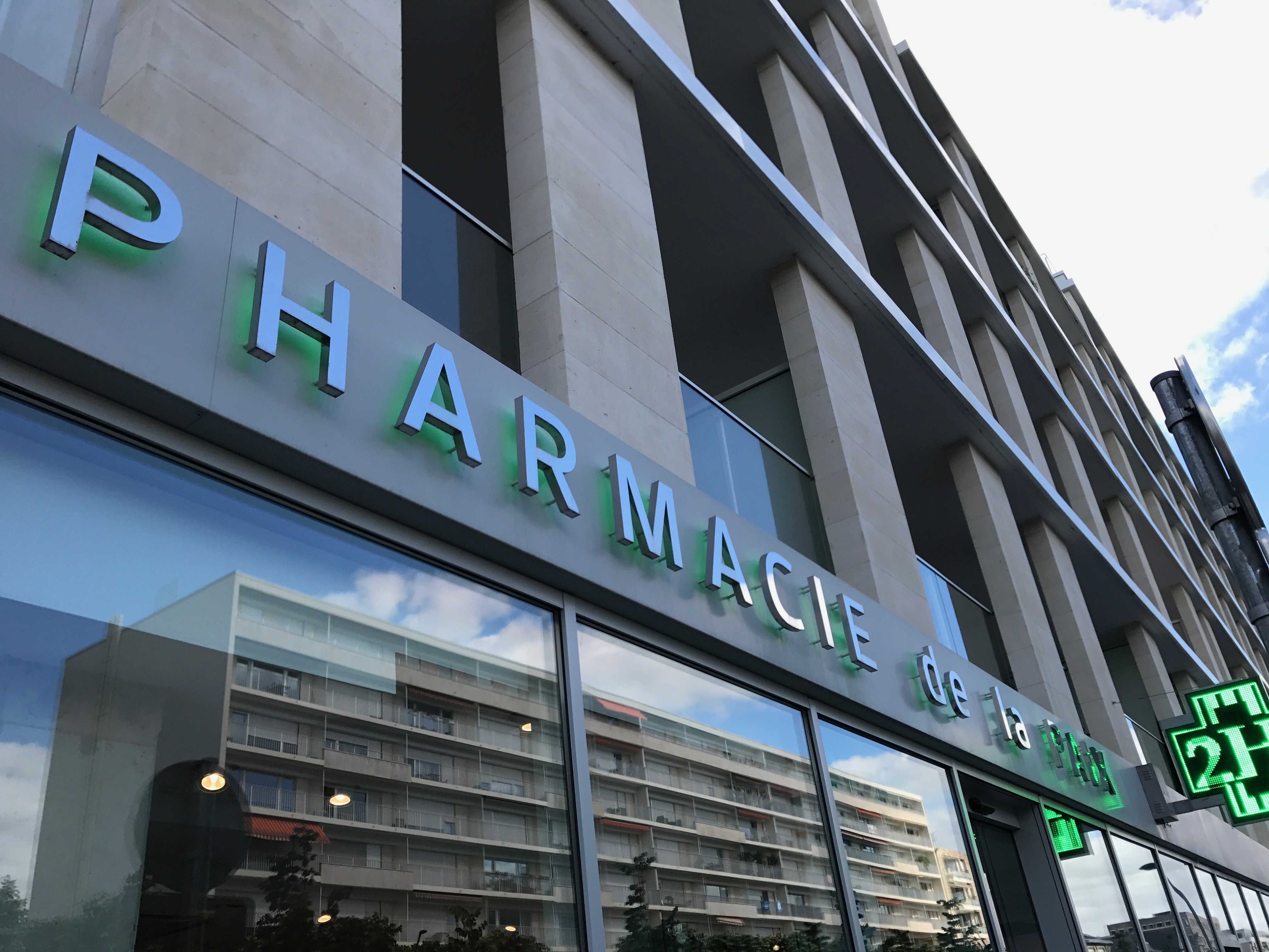 药妆店的艺术变身 | 定制家具与室内设计的完美融合-4