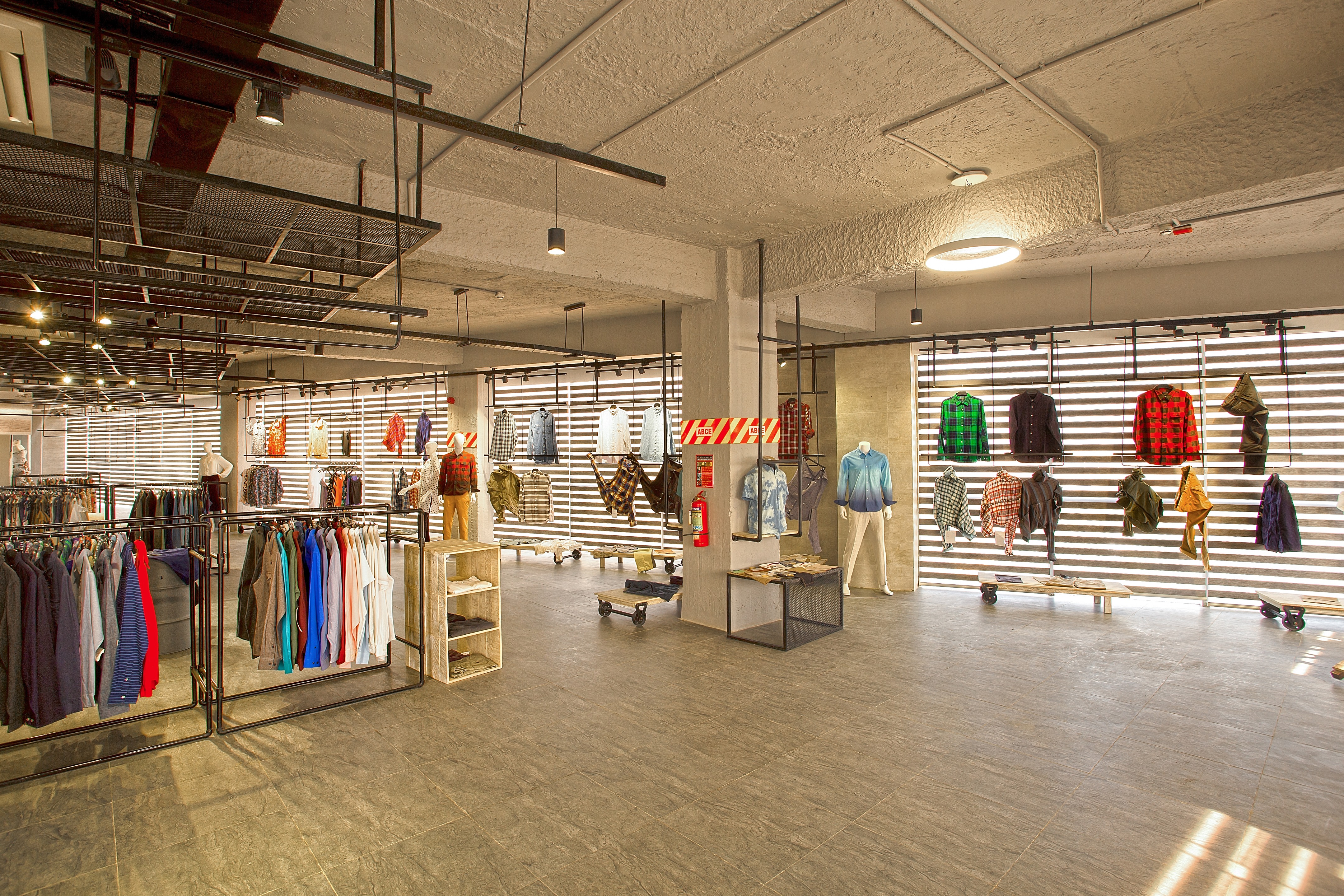 2017 年完成的工业风时尚展示厅室内设计-10