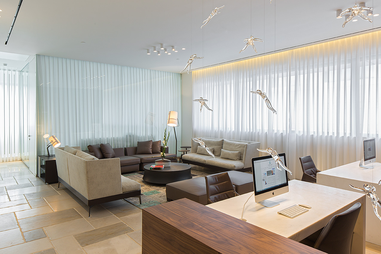 双层玻璃墙的整形诊所-14