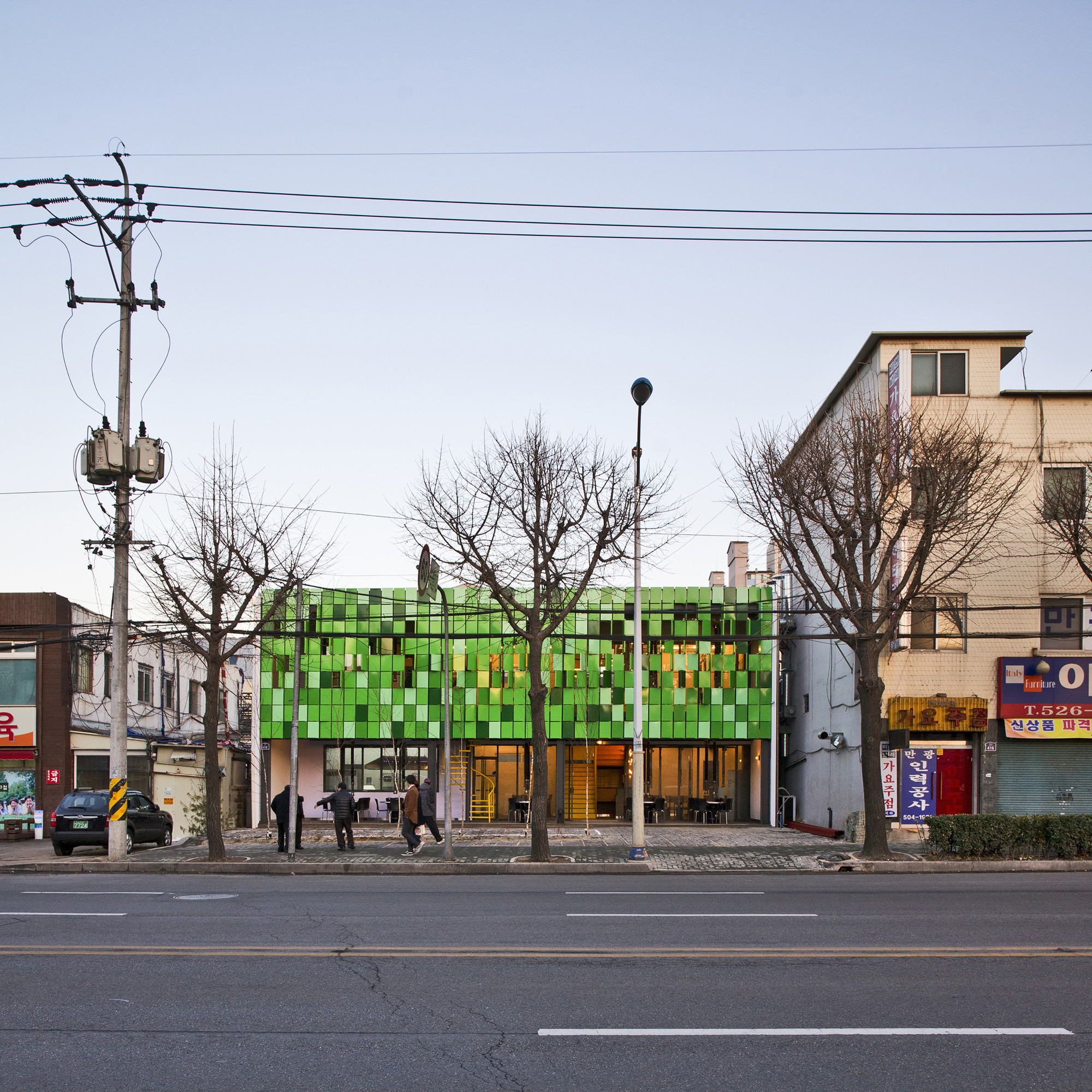 韩国仁川“森林的房子”餐厅，绿色百叶窗创造自然立面-6