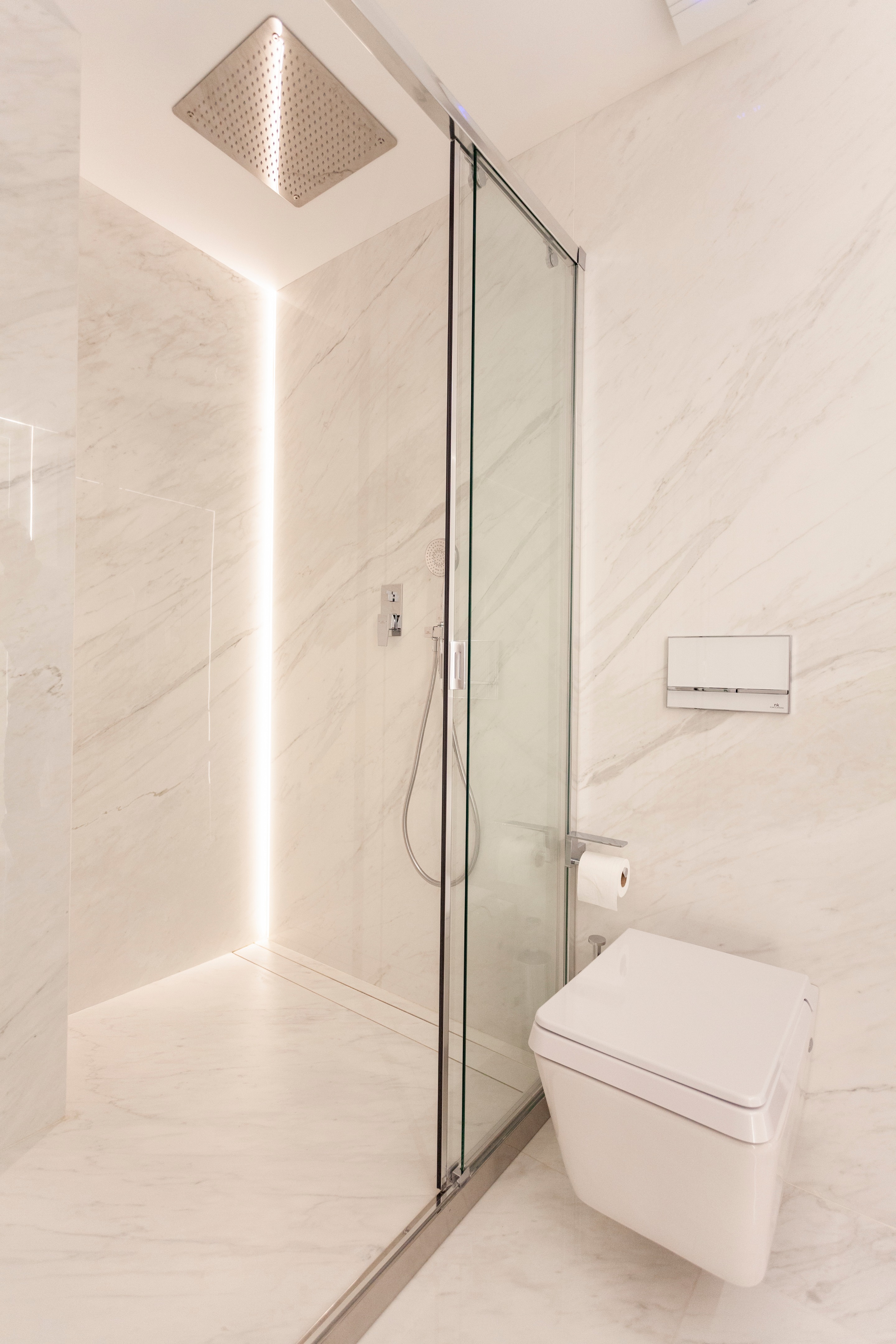 极简风格顶层公寓，温暖木质地板与经典黑白浴室设计-40