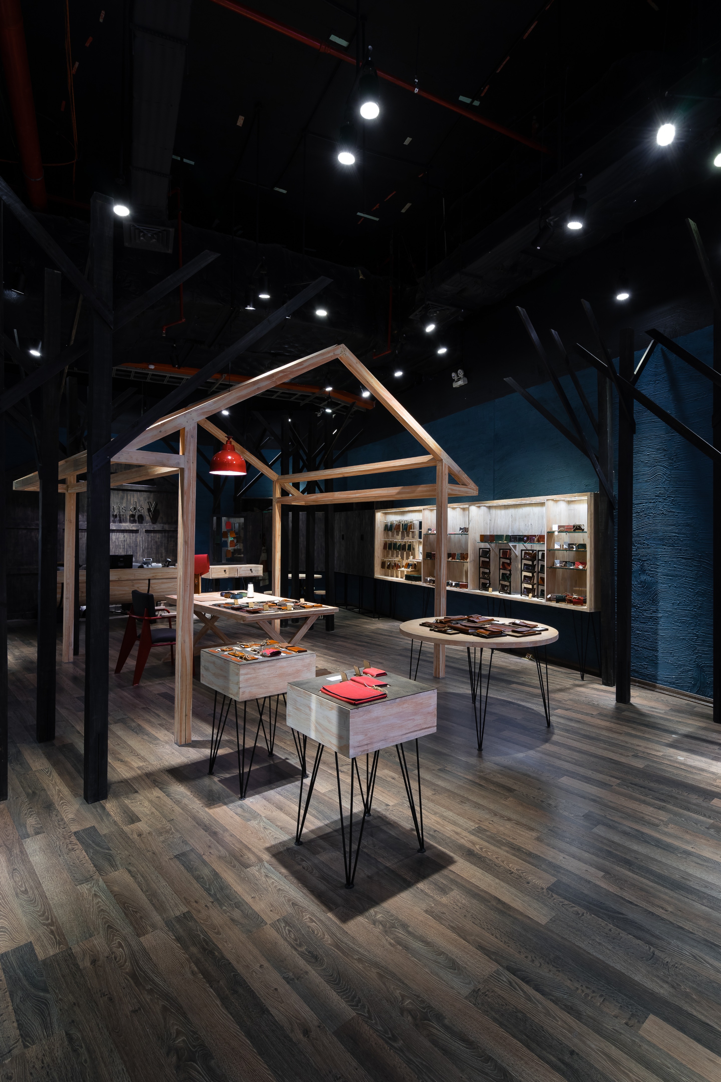 雾晨森林中的手工皮革店-4