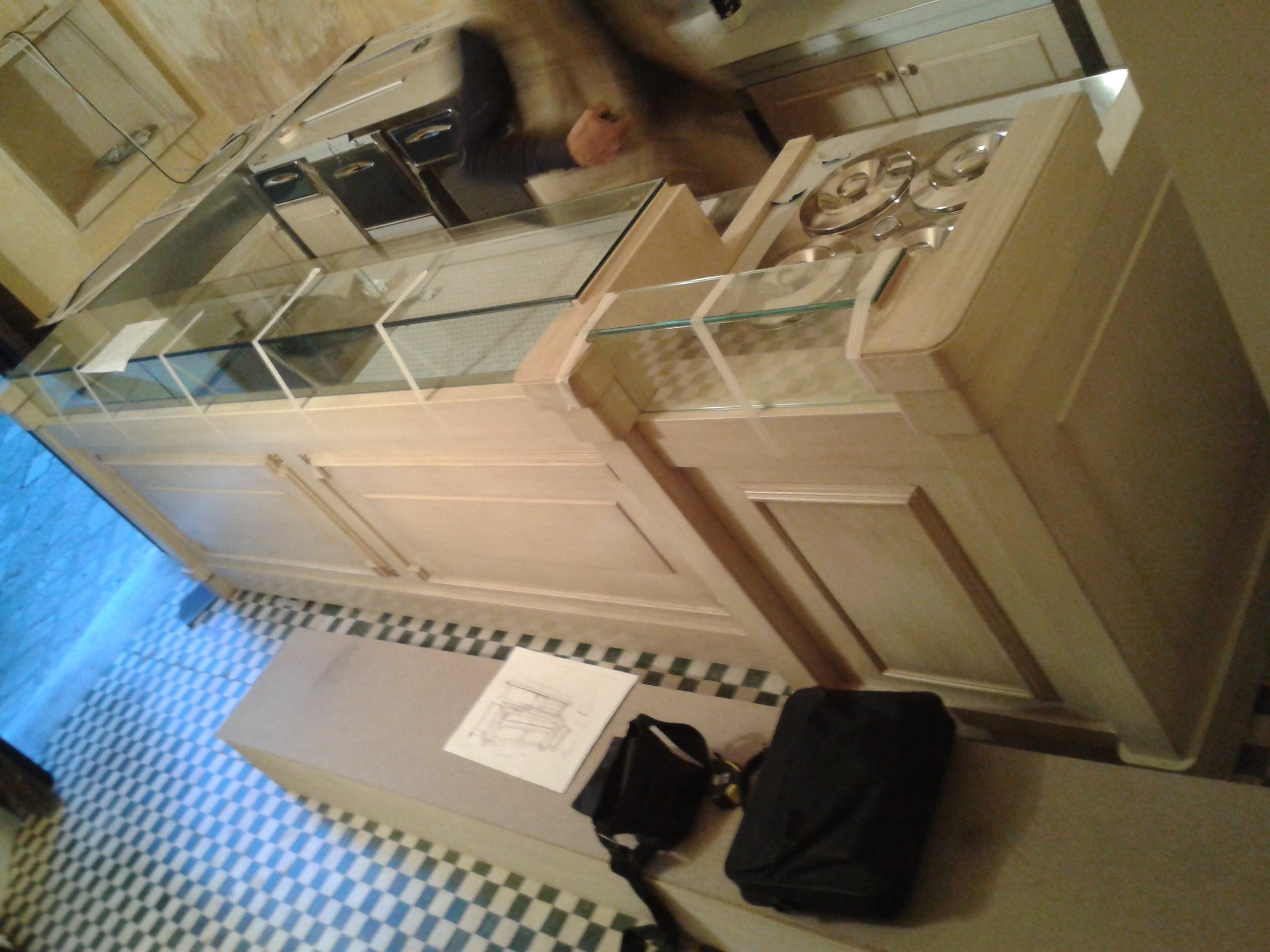 历史建筑中的现代咖啡馆-0