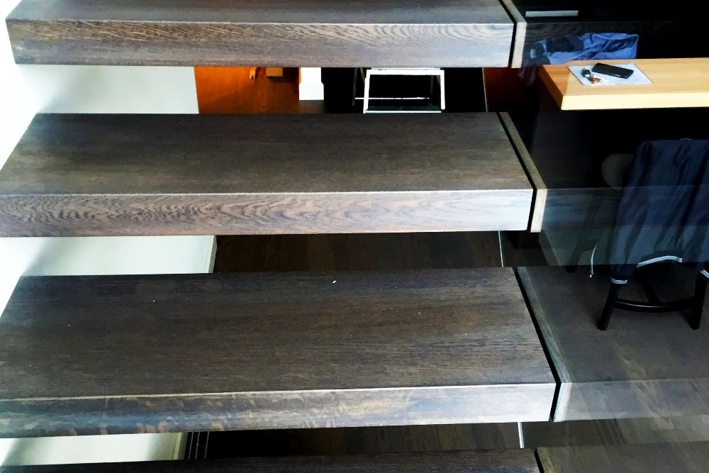 玻璃幕墙上的悬浮楼梯-15