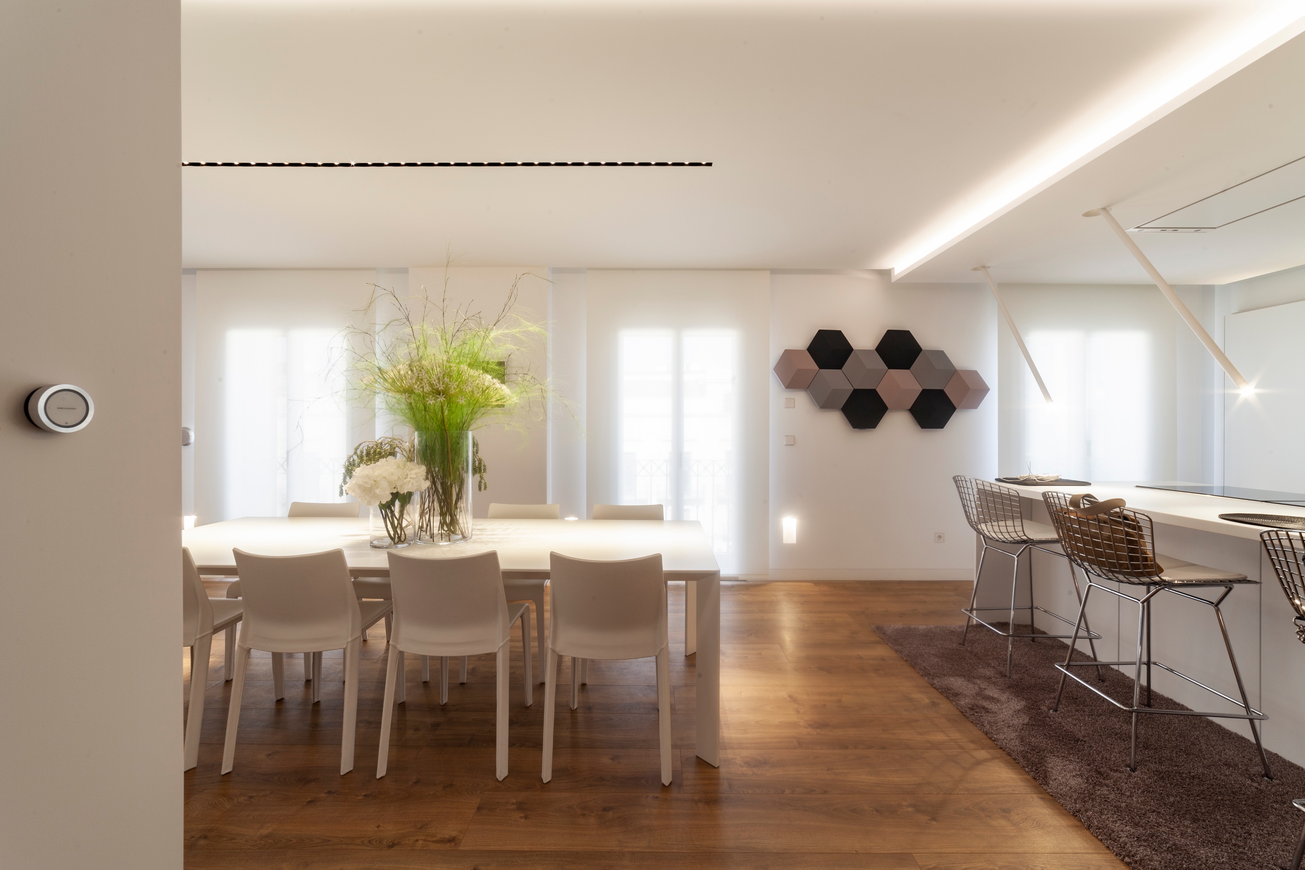 极简风格顶层公寓，温暖木质地板与经典黑白浴室设计-1